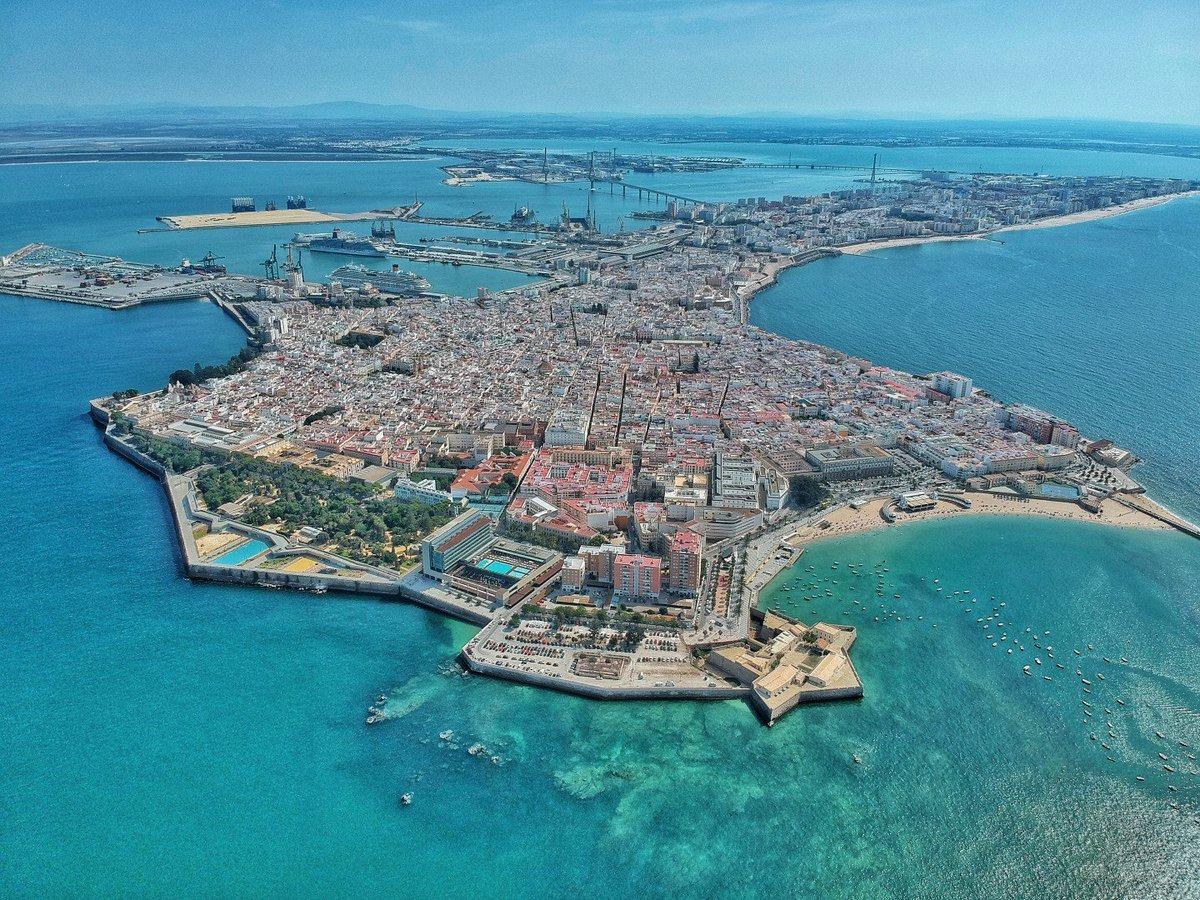 INVESTMENT OPPORTUNITY: 358m2 building in the centre of Cadiz with Advanced Rehabilitation