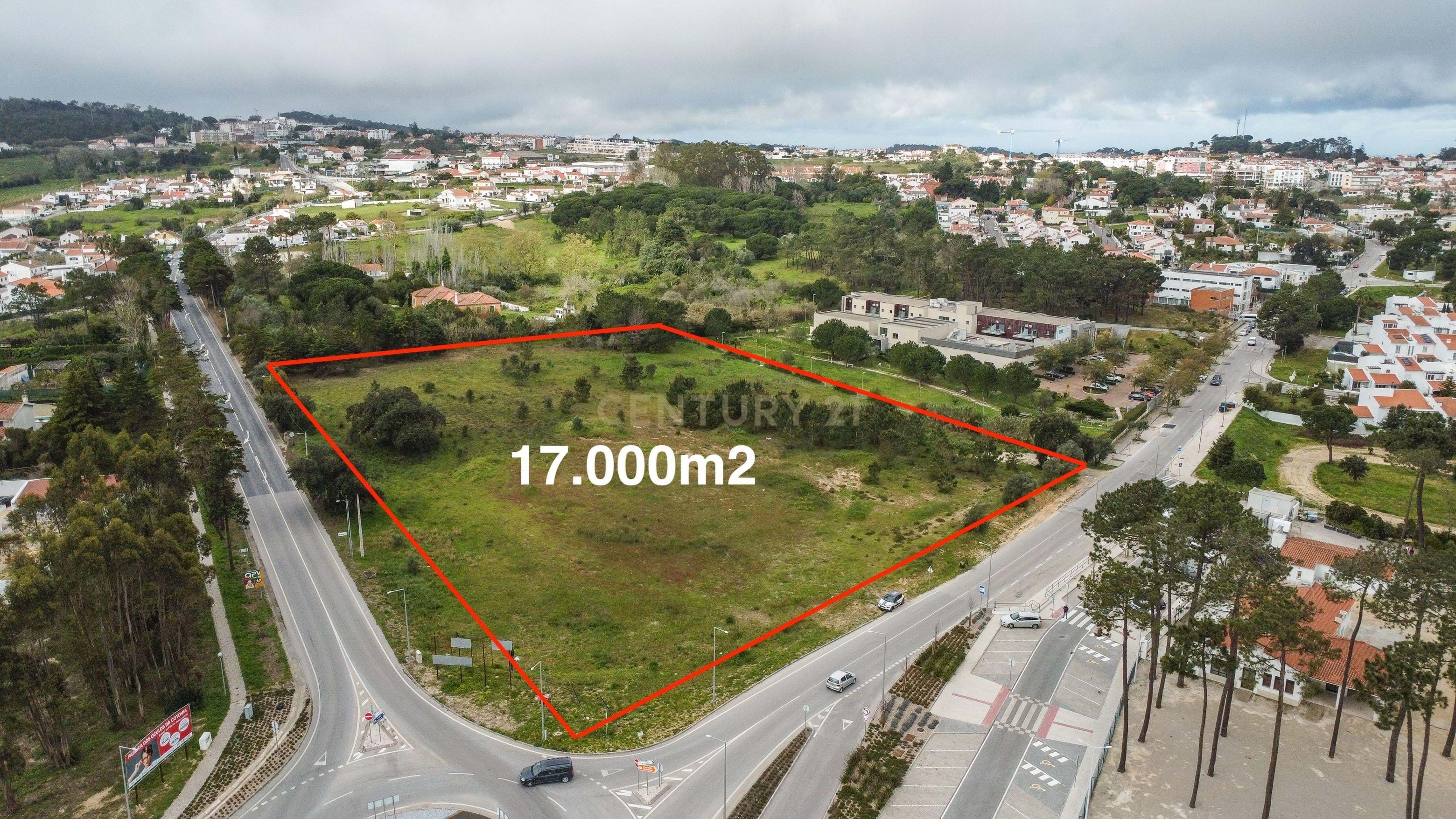 Corner plot of land measuring 17,000m2 and full of potential (Sesimbra)