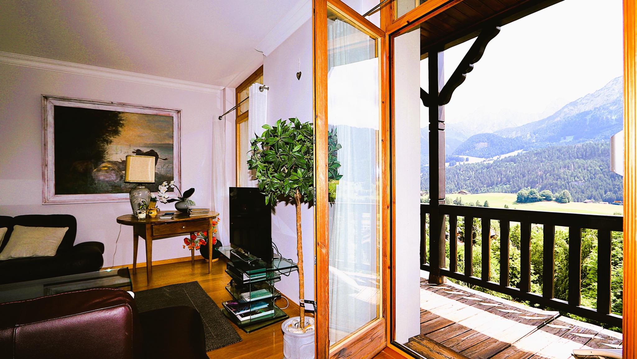 Beautiful 3.5-Room Apartment within a Historic Alpine Residence