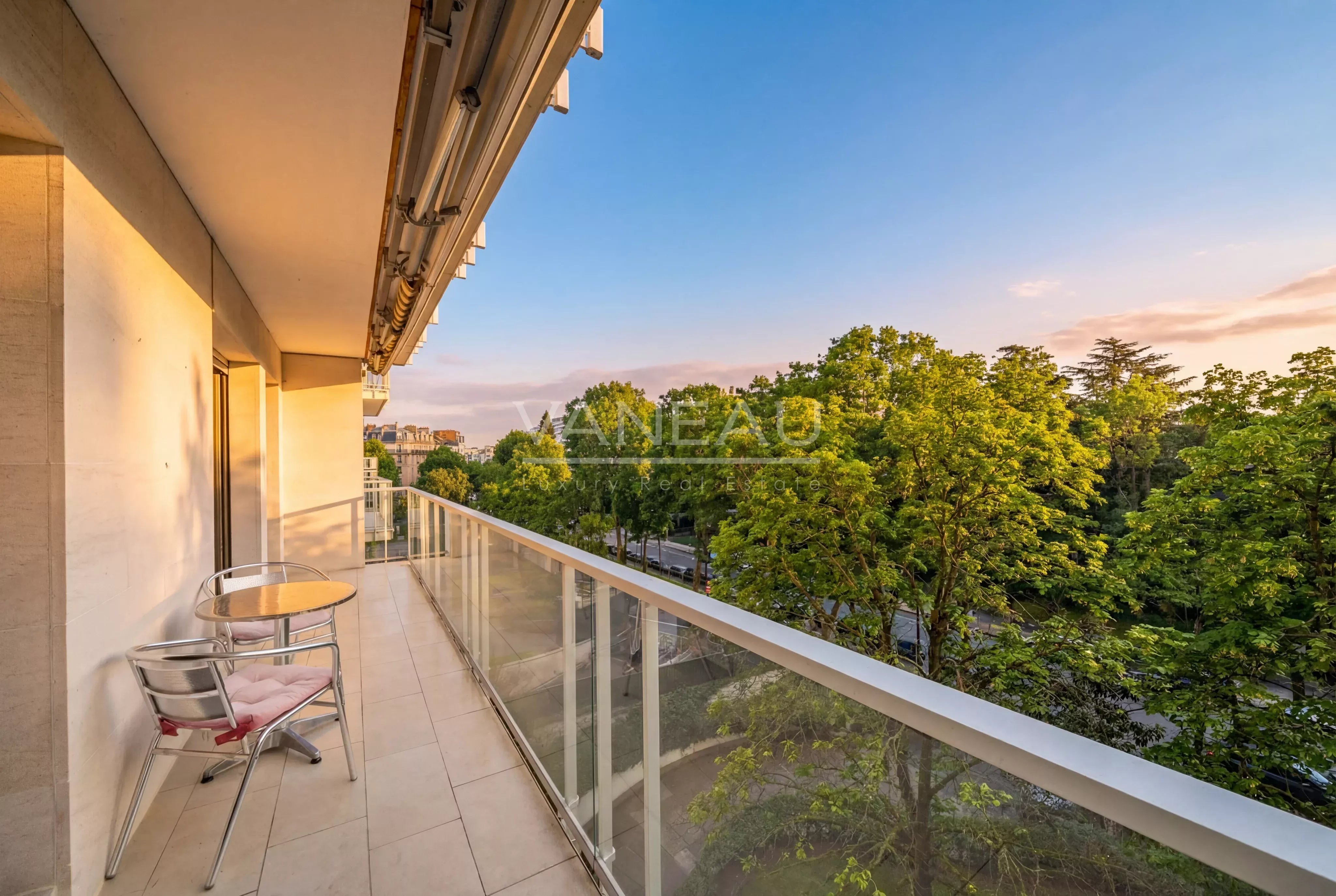 Neuilly - Castle - Family apartment with balcony terraces