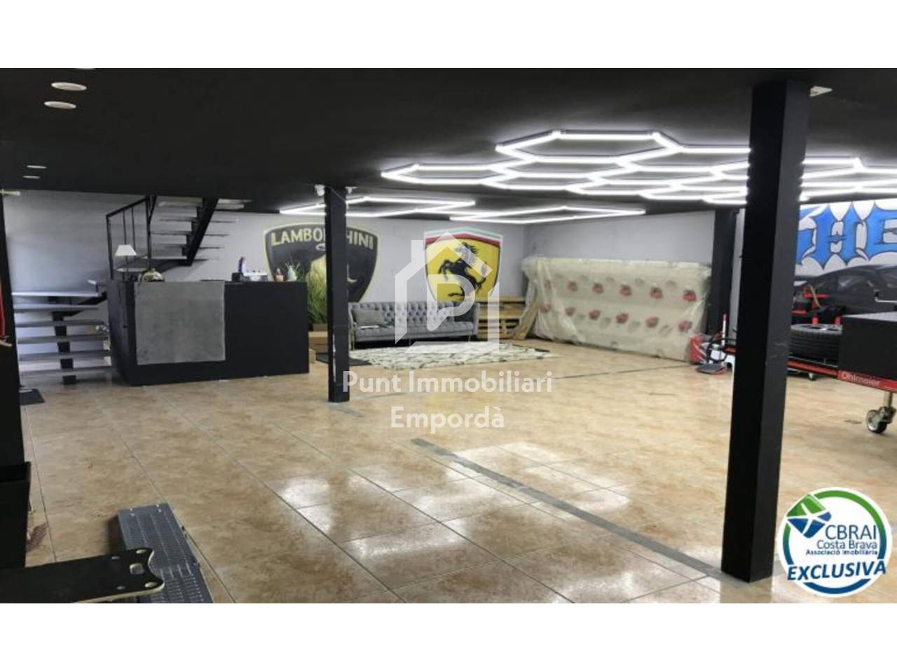 Commercial space with apartment for sale on the road from Roses to Cadaqués