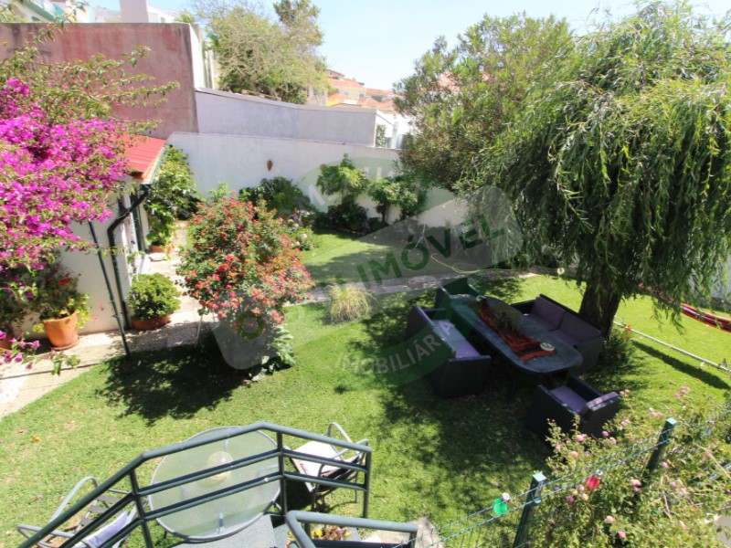3+2 bedroom apartment with garden and independent studio..