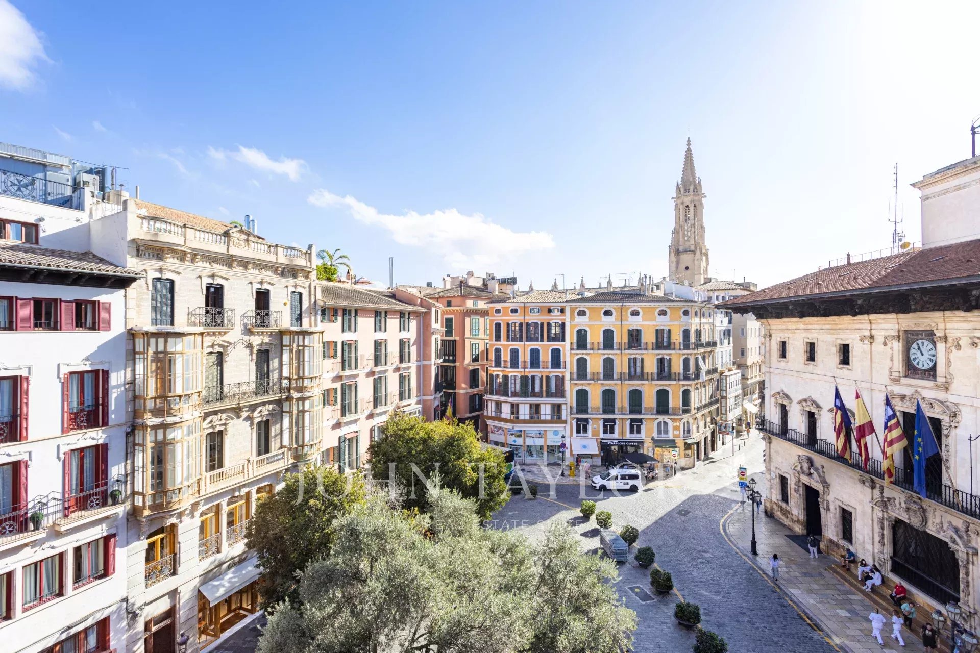 Emblematic Reformed Building with 3 Apartments and a Commerical Area in Plaza Cort