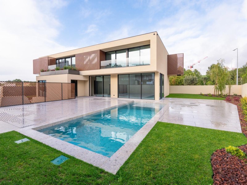 New build 5 bedroom villa, with garden and swimming pool, located in Birre