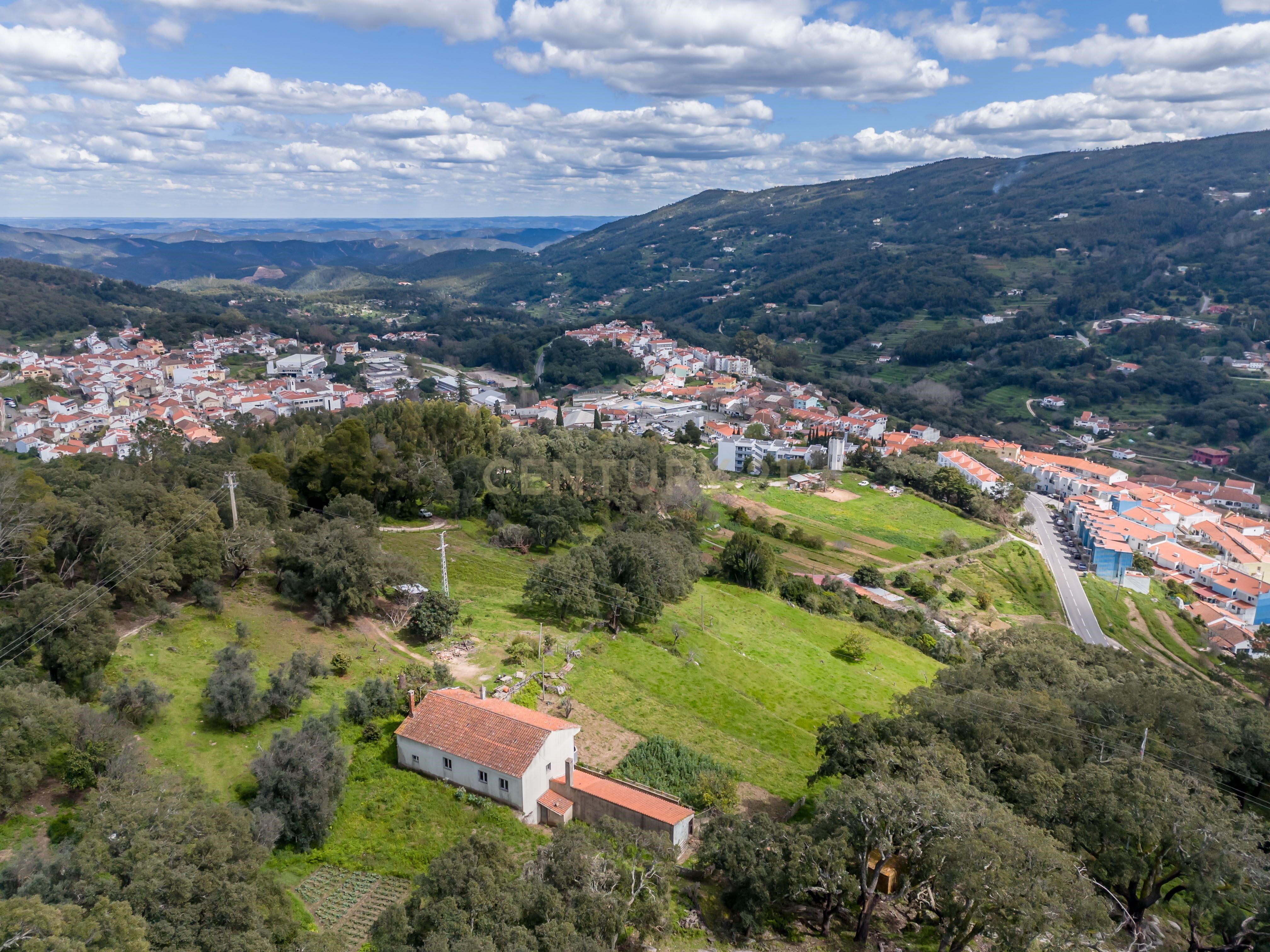 Charming 3-Bedroom Retreat with Panoramic Mountain Views