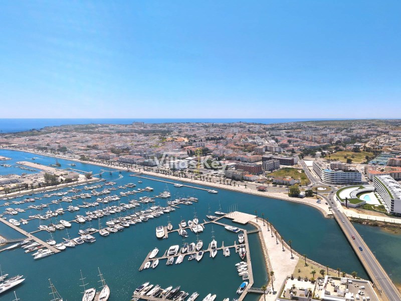 3 bedroom flat with stunning views over Lagos Marina