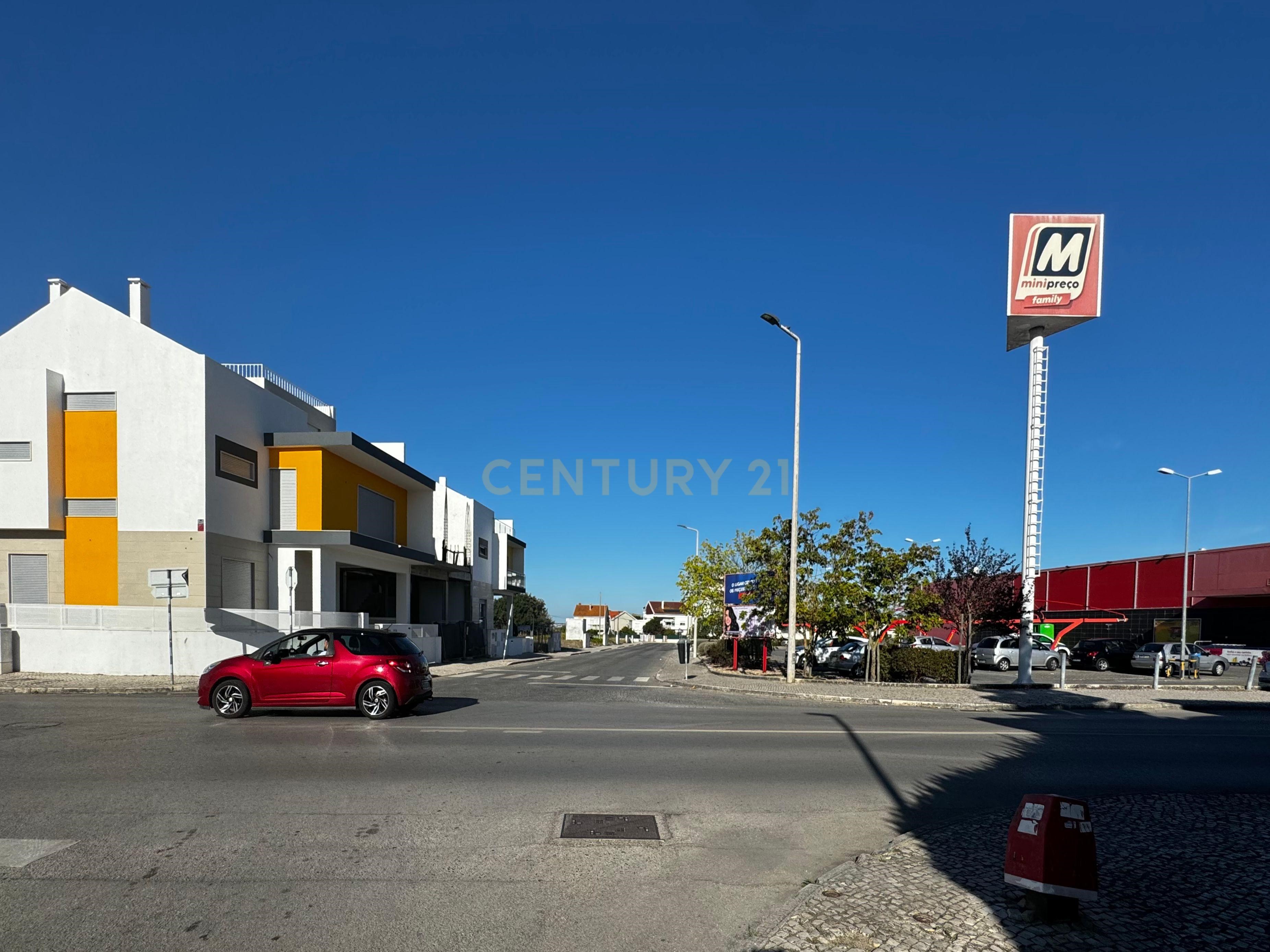 Terreno Urbano de 175 m² con Proyecto de Vivienda Aprobado en Santo António da Charneca, Barreiro