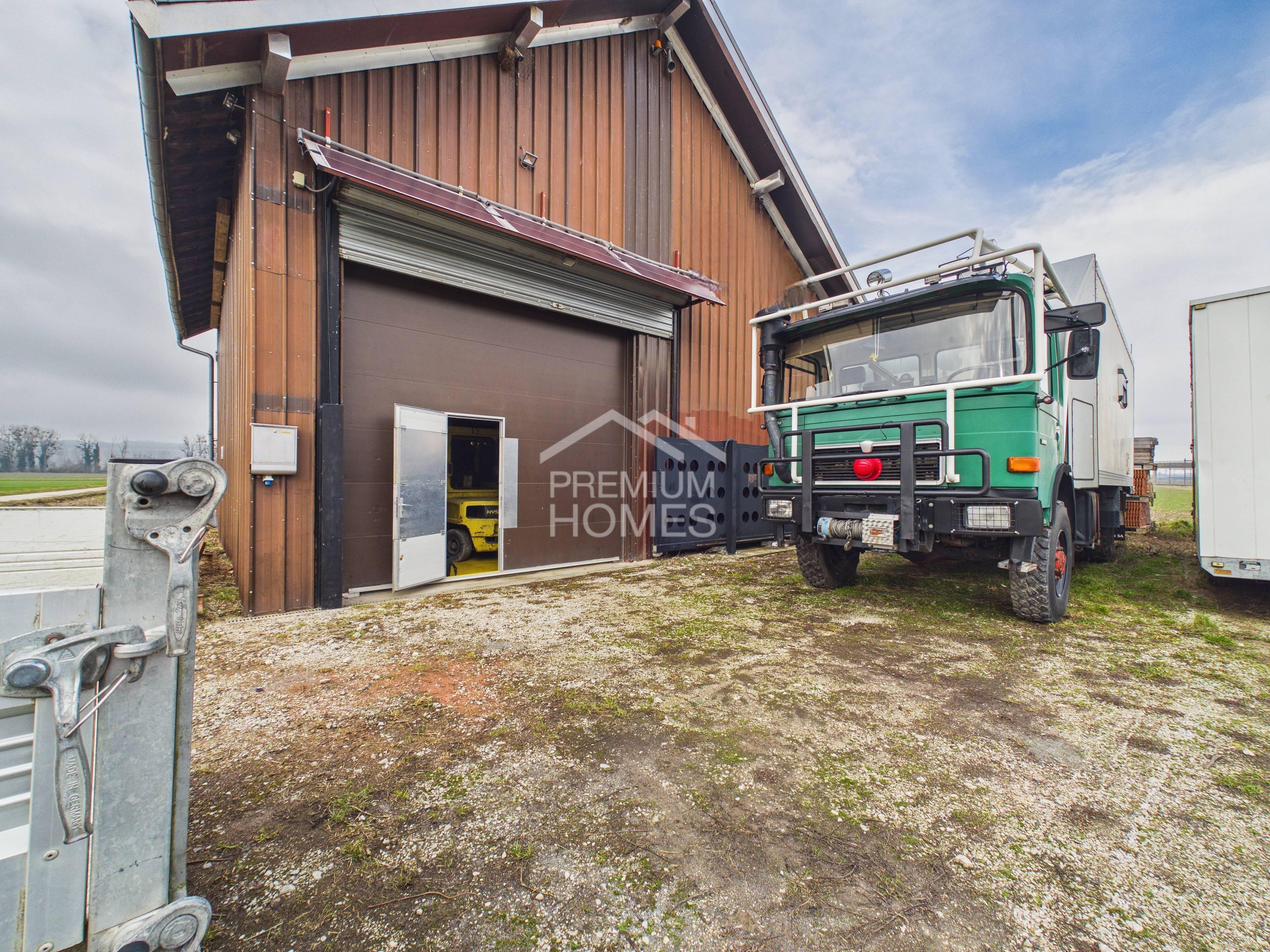 Versatile warehouse building