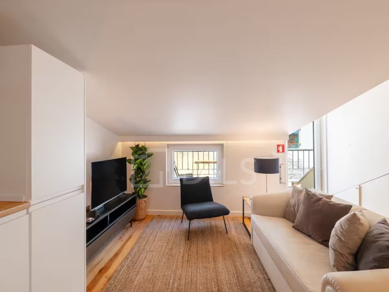 Building divided into 3 apartments, with AL license, in Lisbon