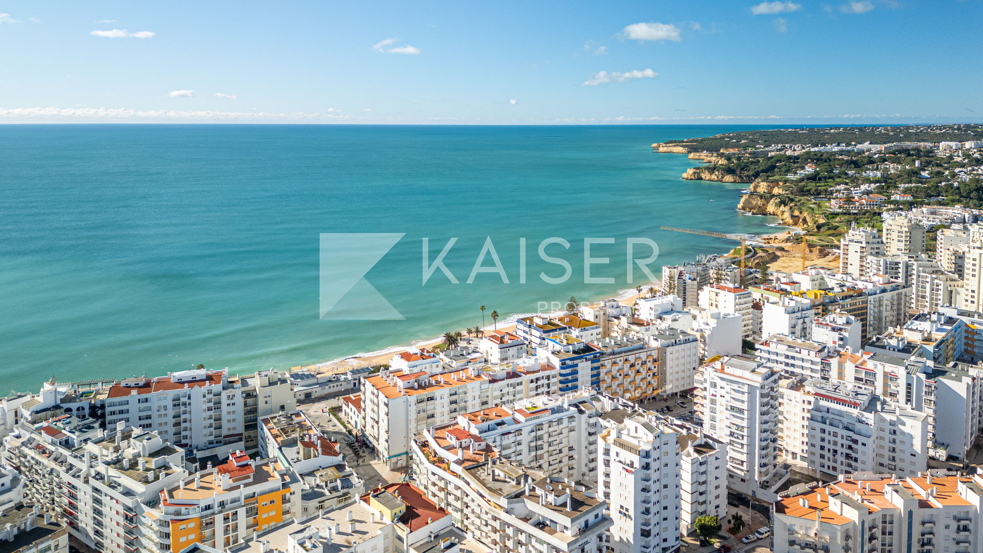 Centrally located apartment close to commerce and services and walking distance to the beach