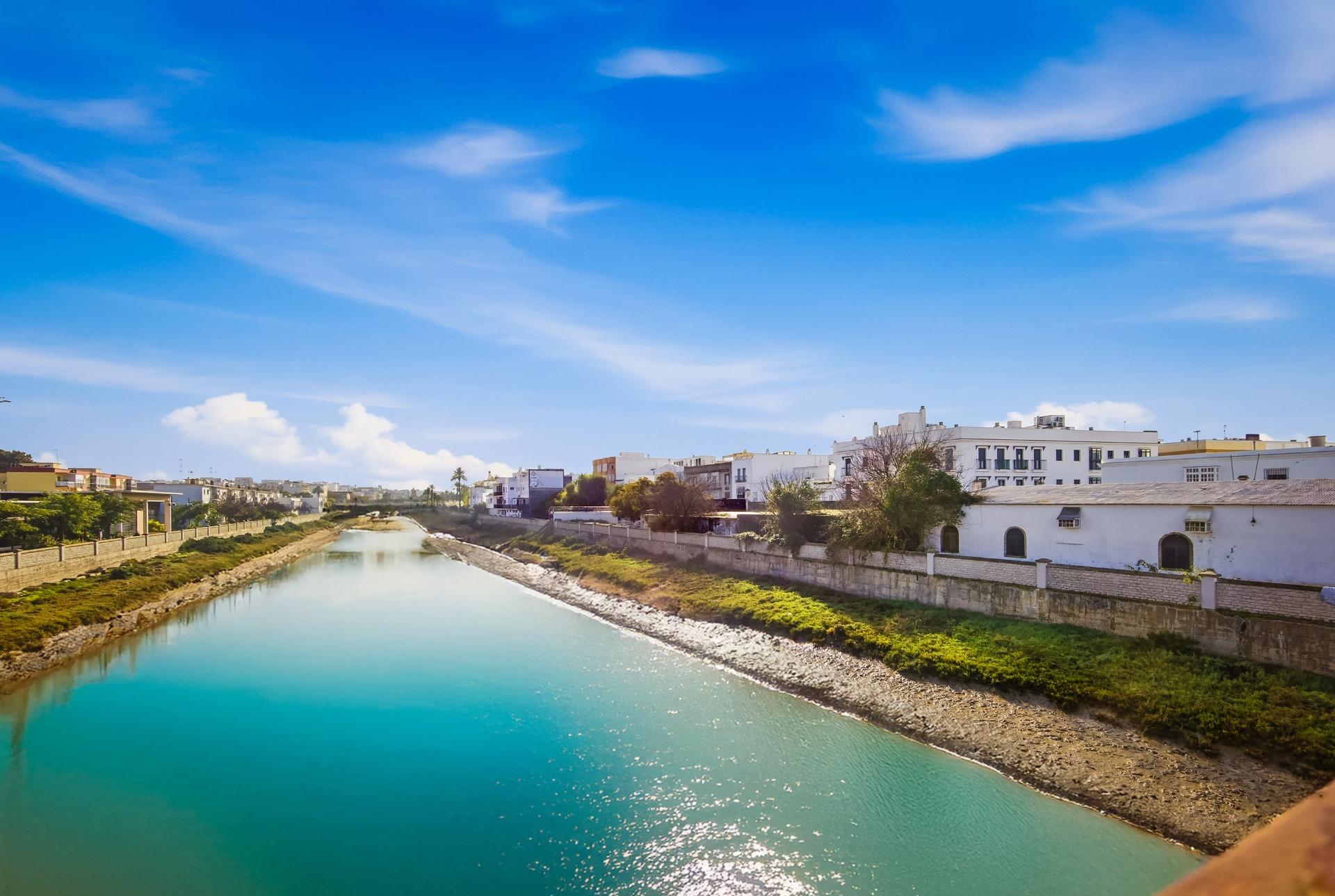 WAREHOUSE / COMMERCIAL PREMISES IN THE HEART OF CHICLANA