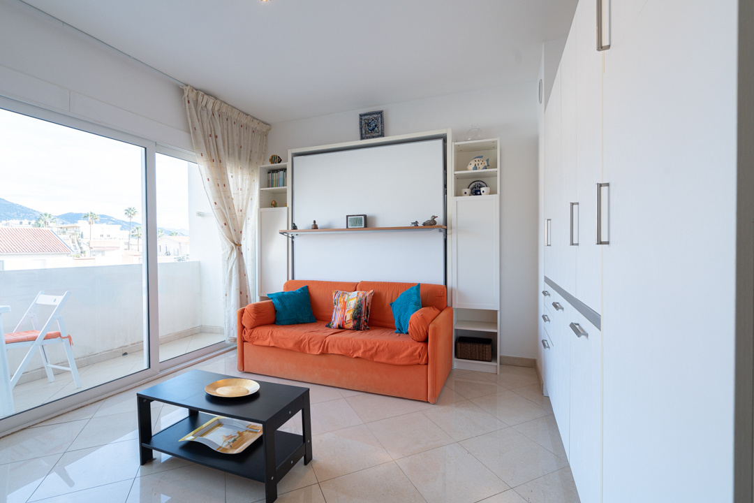 Roquebrune Cap Martin, Pretty 2-room beach with balcony, cellar and parking, close to train station and shops