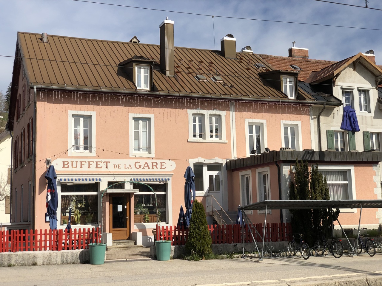 MIXED BUILDING WITH RESTAURANT