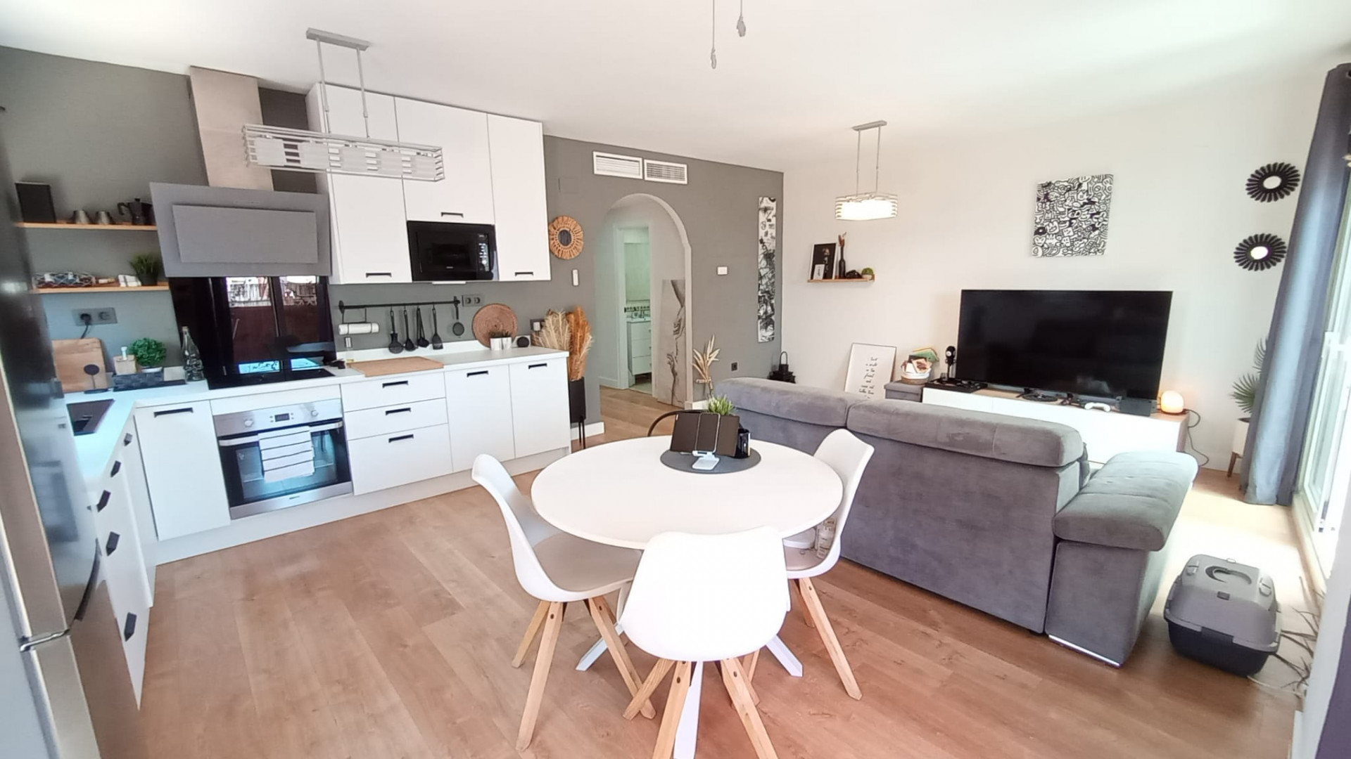 Stylish Renovated Penthouse with Spacious Terrace – Move-In Ready!