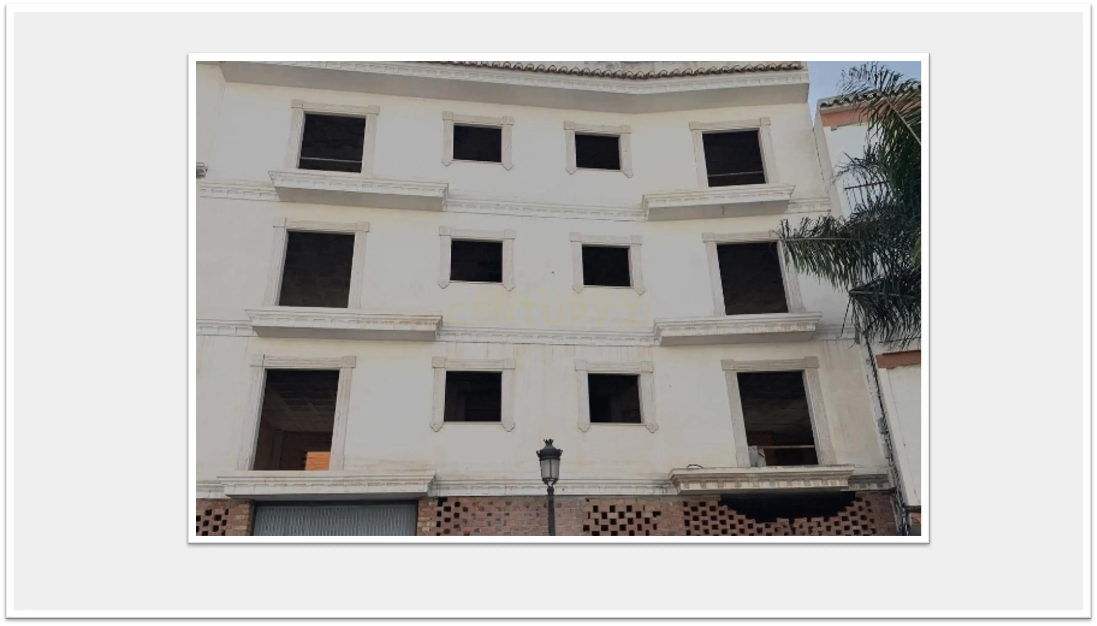 Stunning 10-Room Apartment Building in Prime Andalucía Location