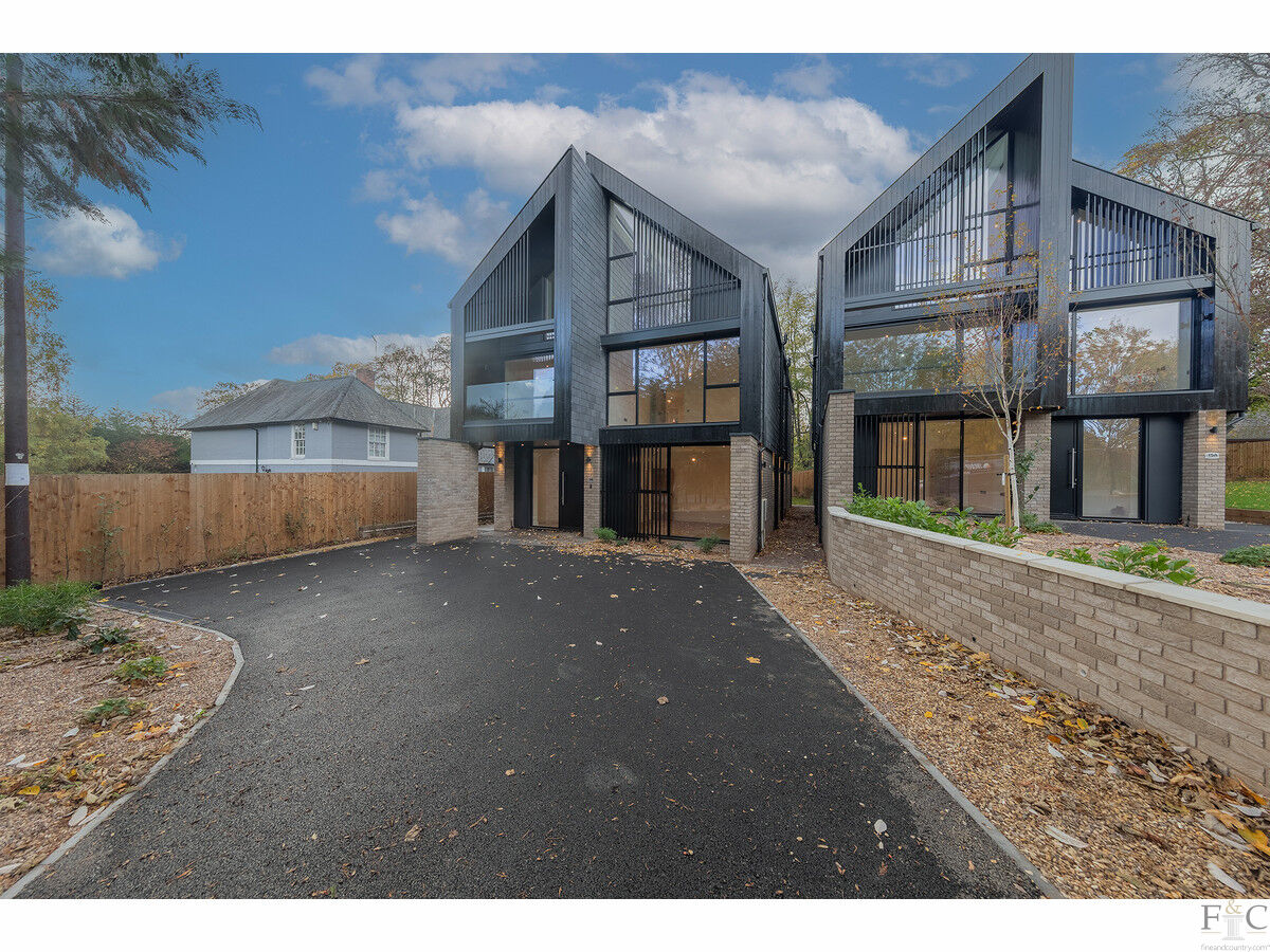 Detached House: for sale in Leicester