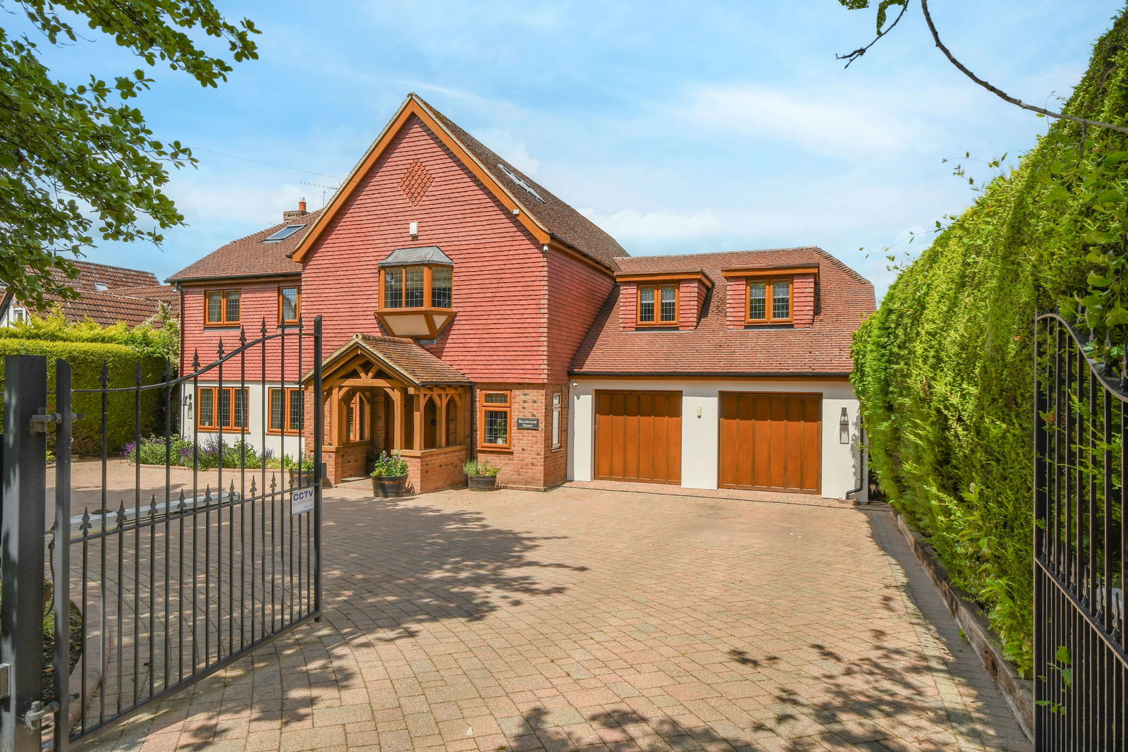 Detached House: for sale in Brentwood Brentwood