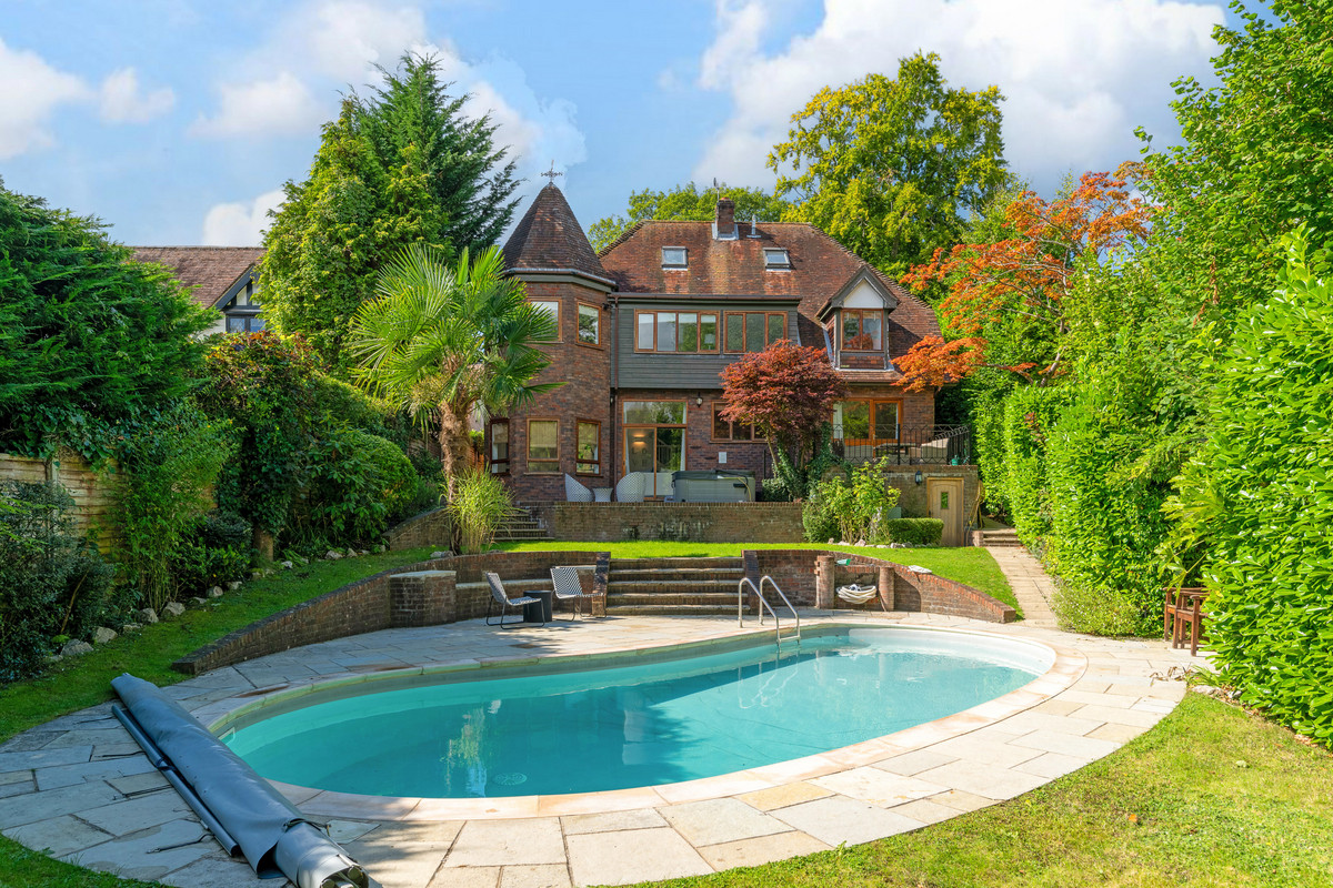 Detached House: for sale in Farnham Common