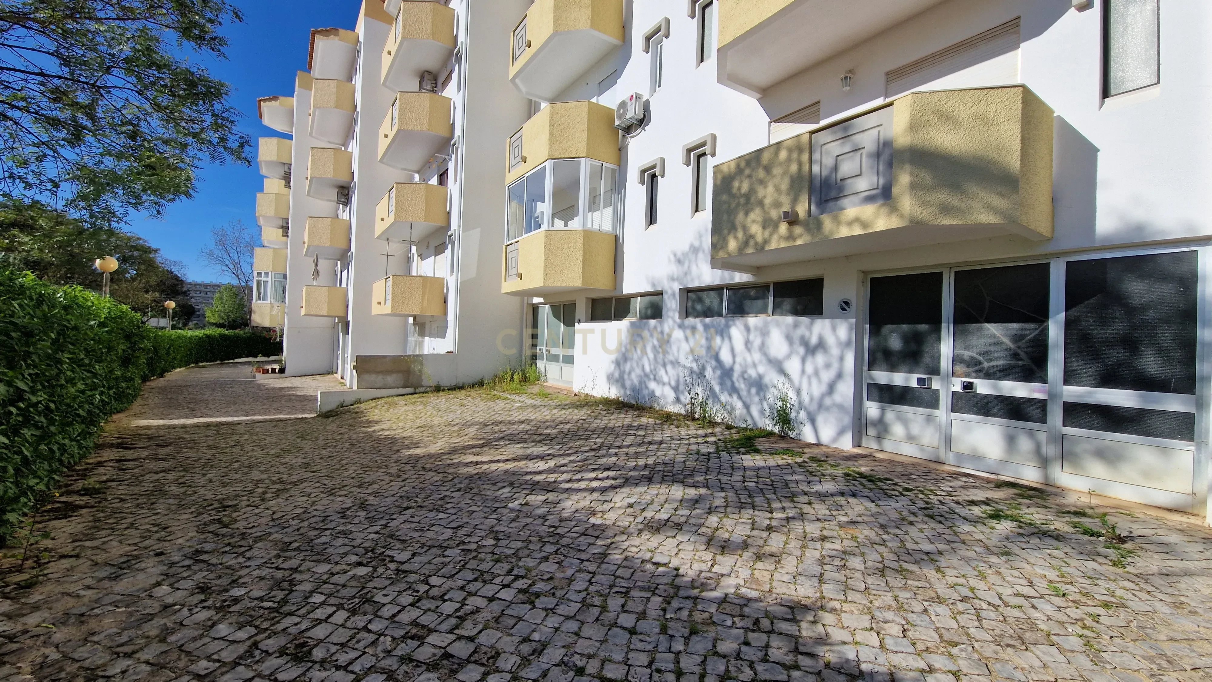 🏠 Unique Opportunity: 168m² Garage in the Center of Vila dos Olhos de Água, Albufeira!