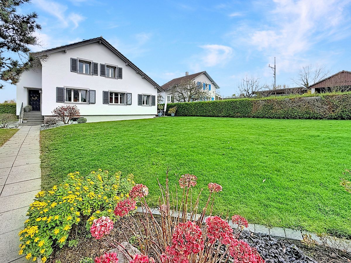 Schöne, sorgfältig renovierte Liegenschaft mit grossem, baumbestandenem Garten