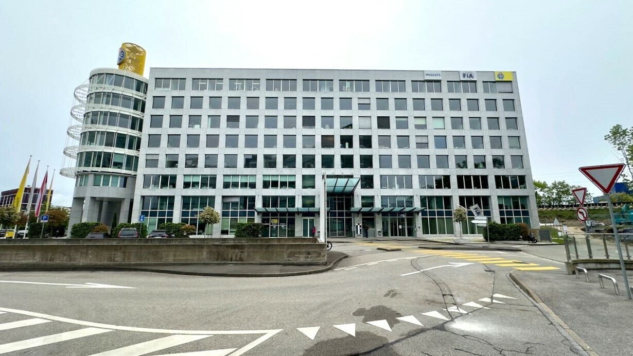 Spacious administrative premises on high floors and partially let.