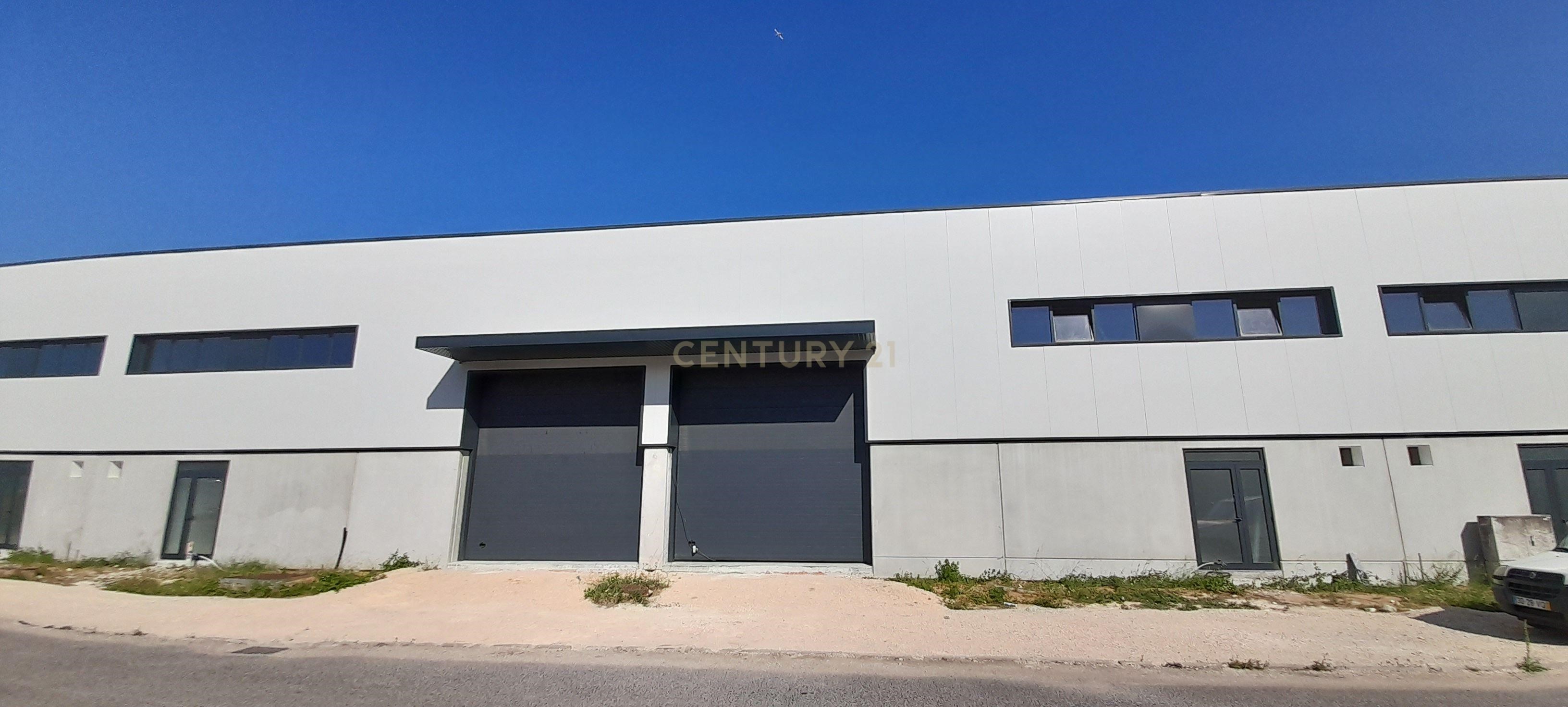 Warehouse located in a gated community in Arruda dos Vinhos