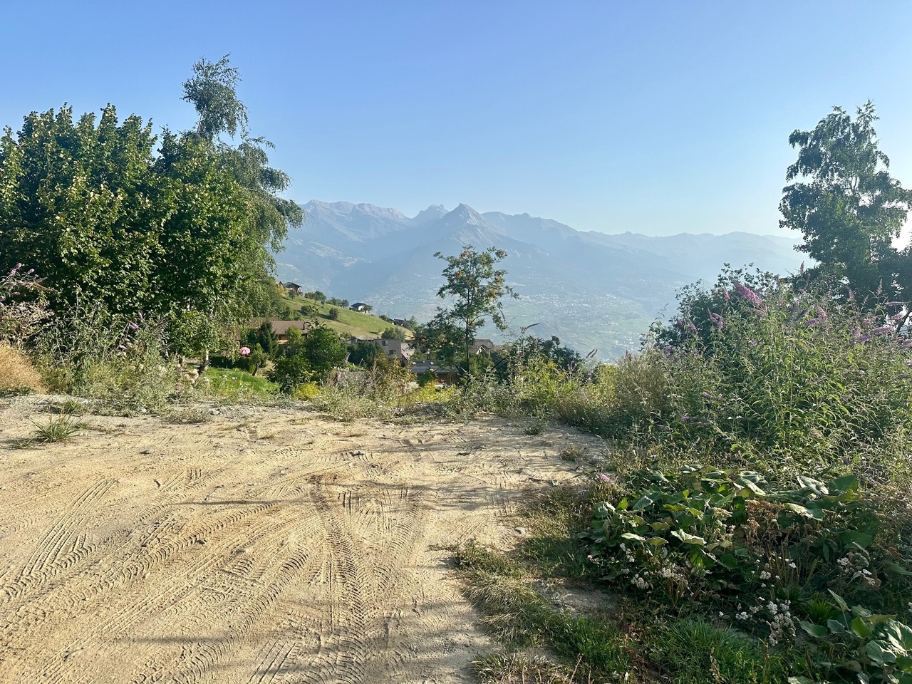 Superb plot of land of 993 m2 buildable in Sornard with access created