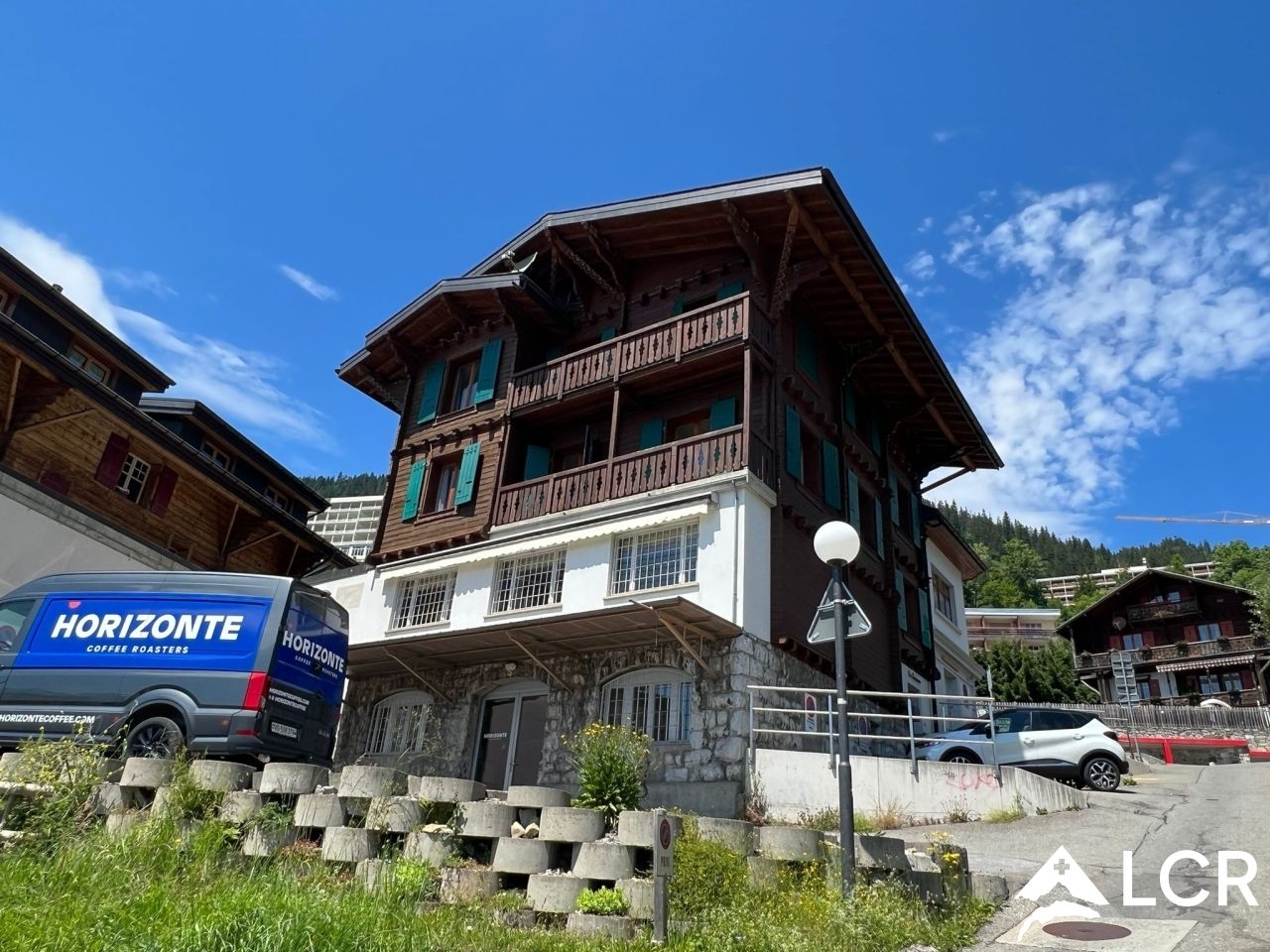 Magnificent building in Leysin / 2 Apartments and 2 shops / 7 parking spaces