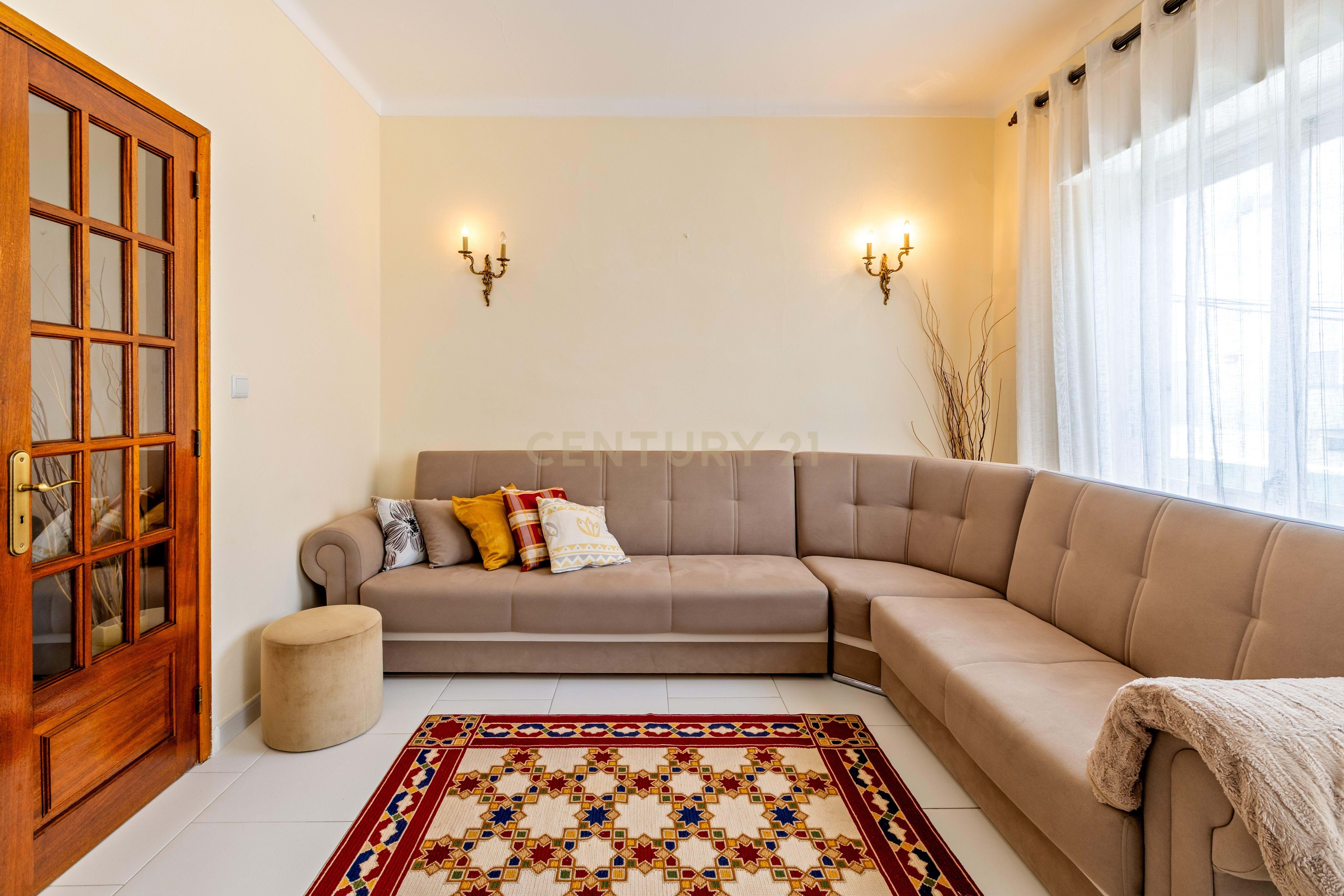 Building with two independent units T1 and T4 with rooftop in the centre of Vila Real de Santo António