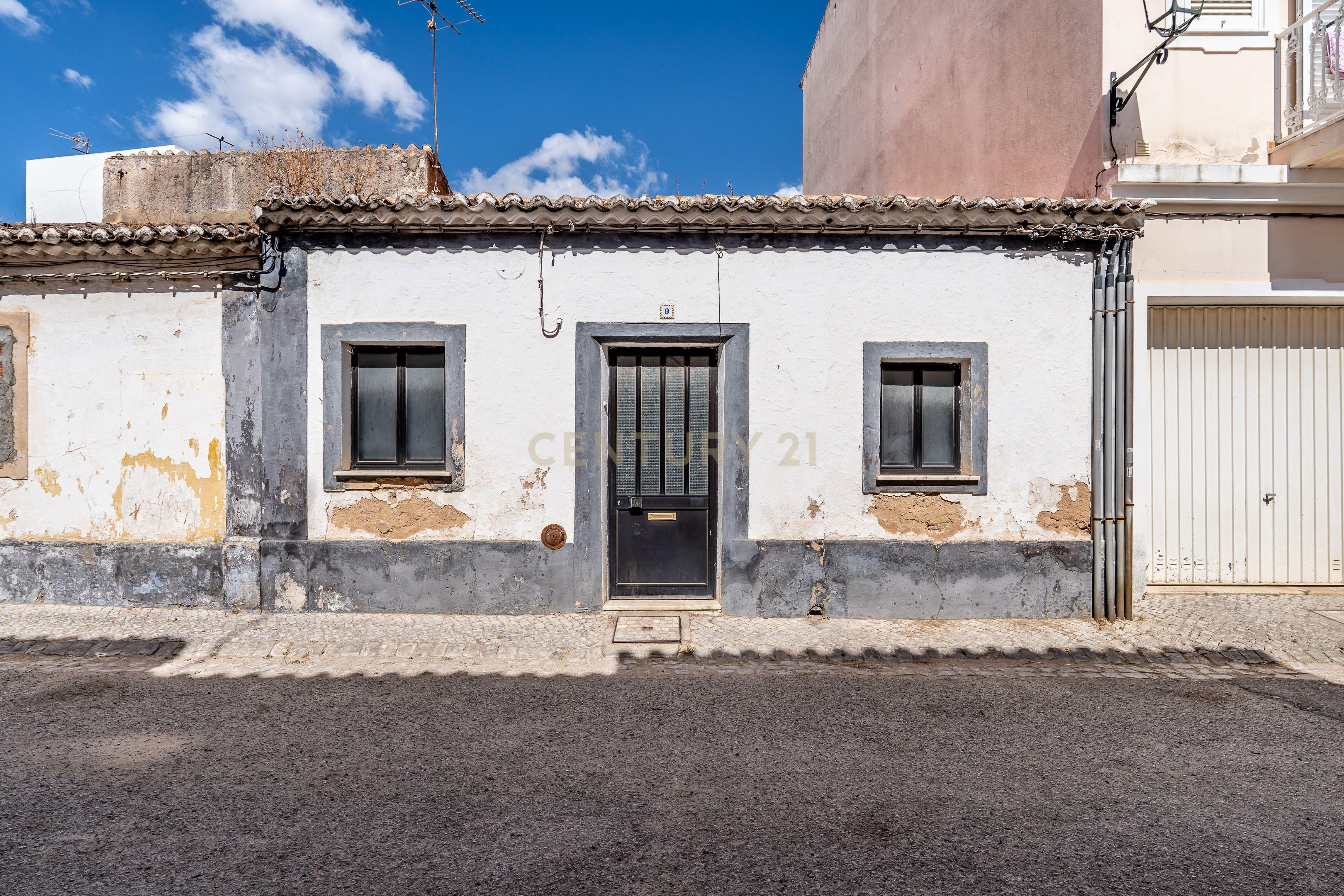 Property for Renovation in the Centre of Lagoa, Featuring a Backyard and Close Proximity to Algarve Beaches.