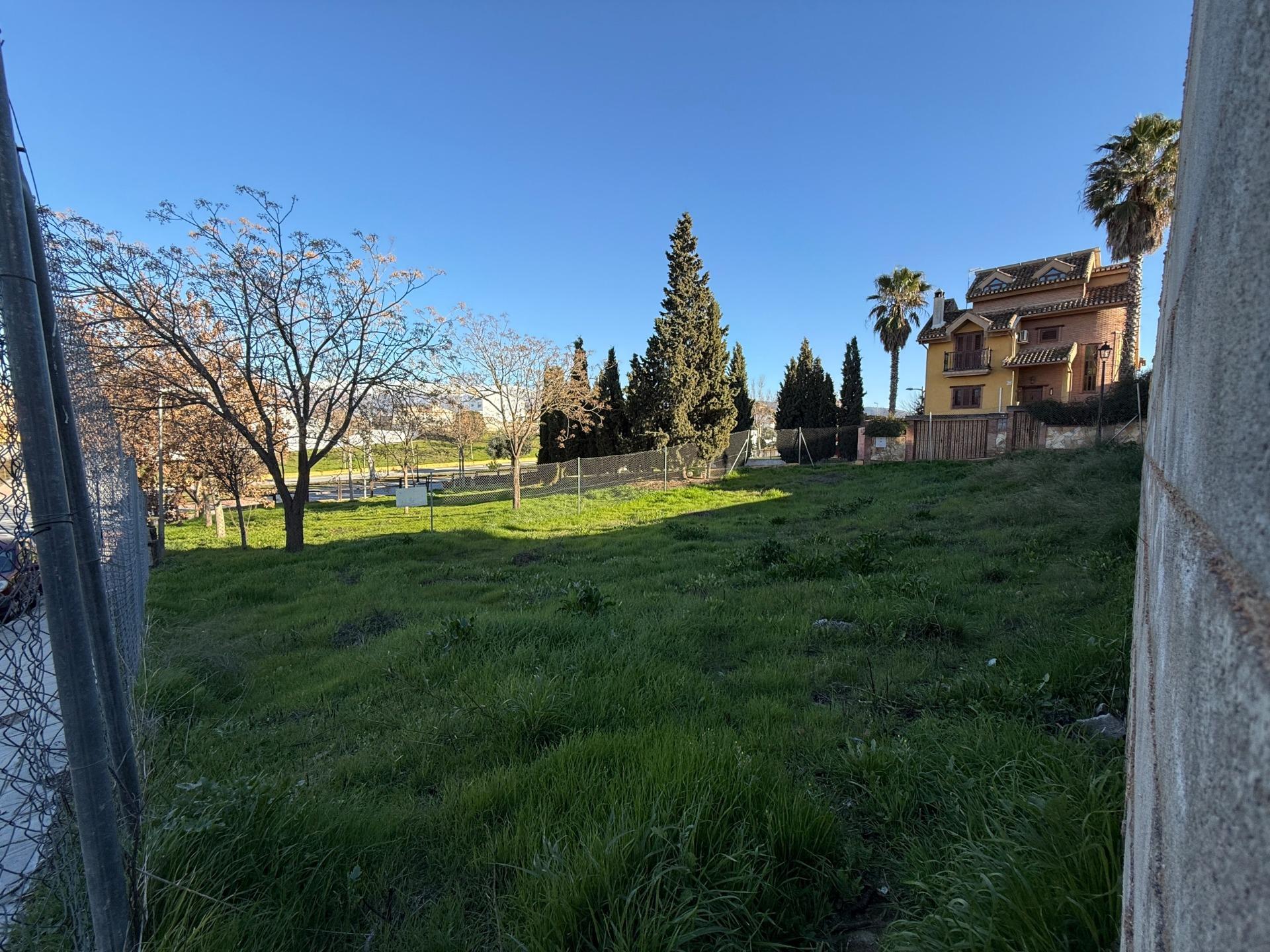 Urban plot of 305 m2 in the exclusive urbanization Sueños de Cadima (Alhendín)