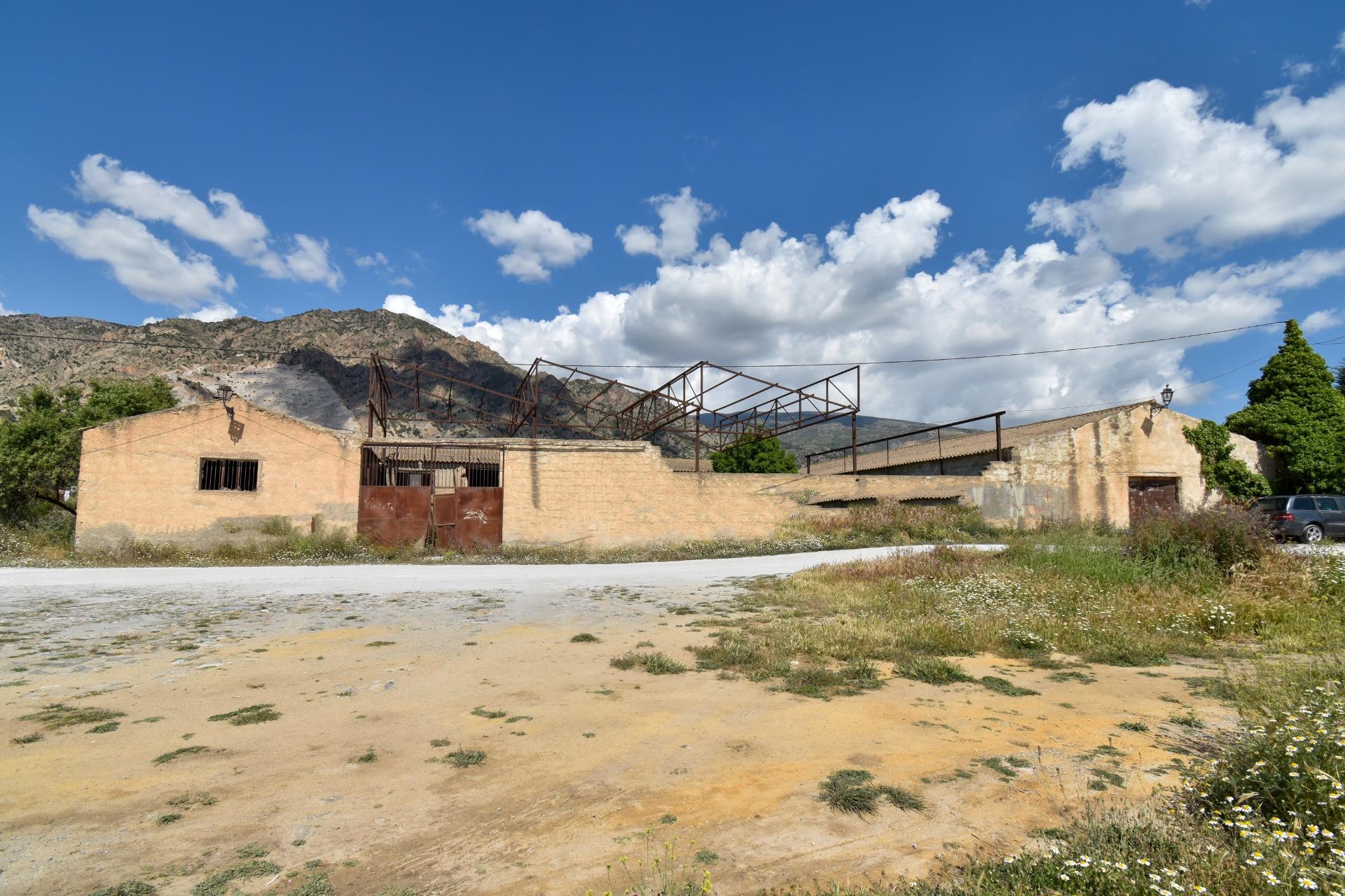 Industrial warehouse in the Ginatar area, Dúrcal, a few meters from the sports pavilion.