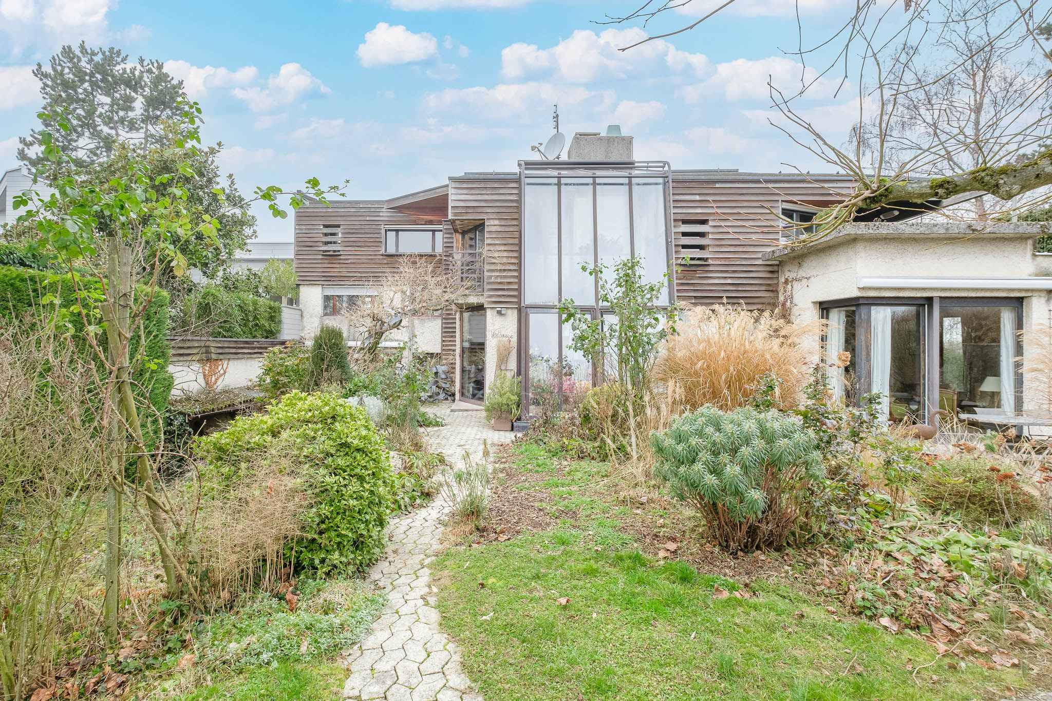 CO-SOLE AGENT - Atypical architect's villa in the heart of the Geneva countryside