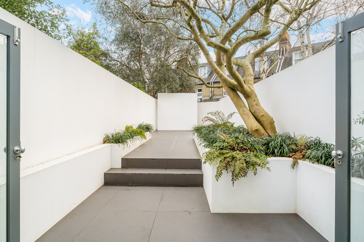 Terraced House: for sale in Richmond