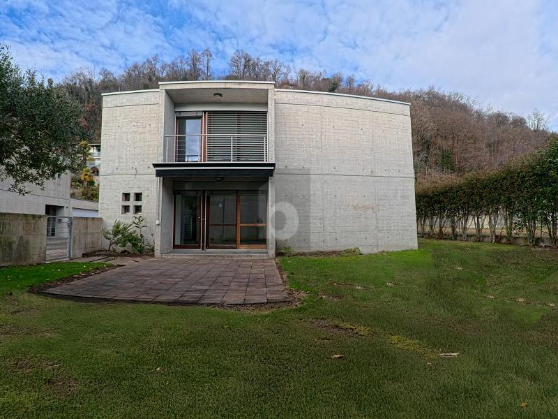 ELEGANT AND SPACIOUS WITH GARDEN AND SWIMMING POOL