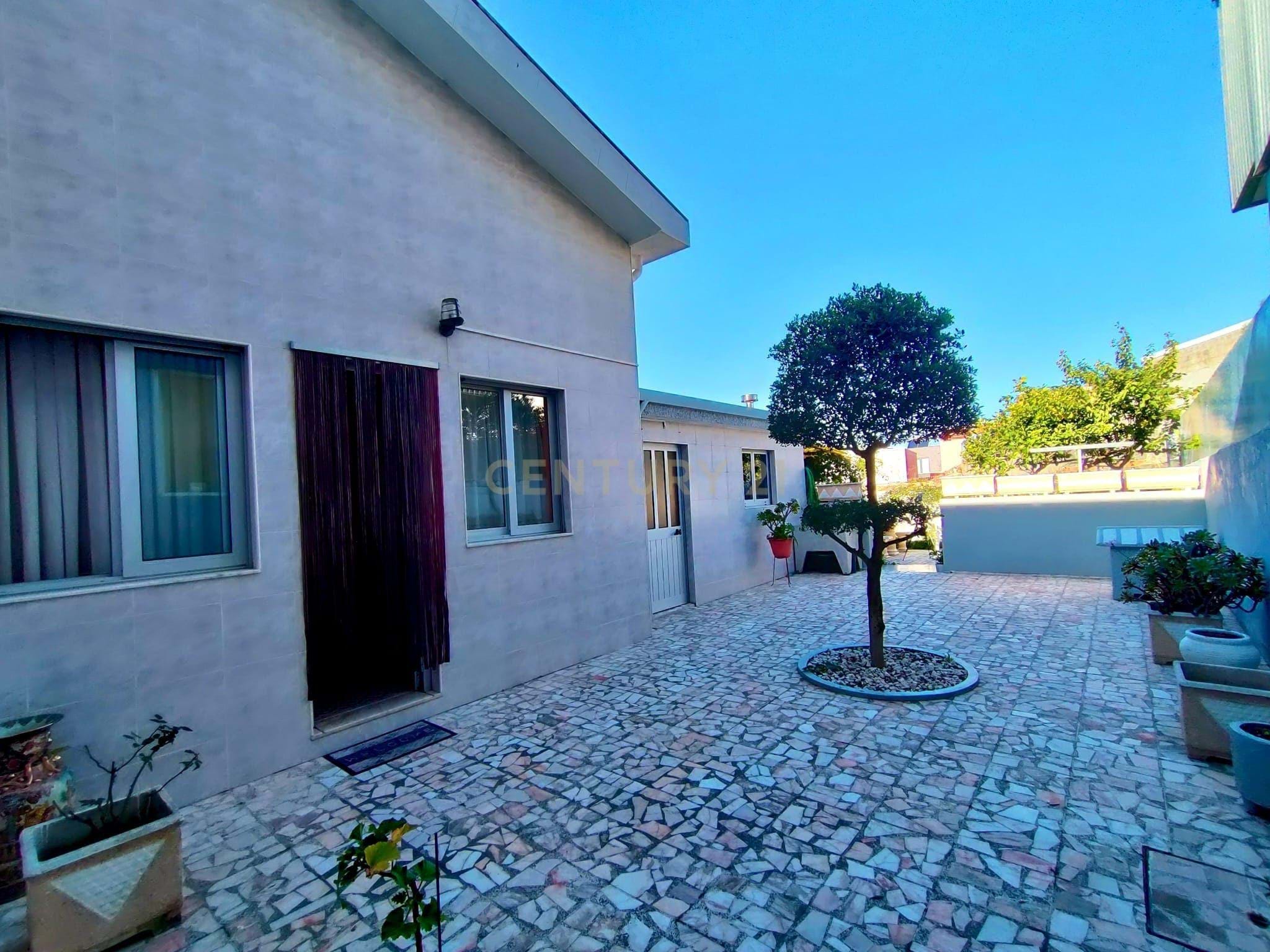 Renovated House with Spacious Attic and Garden Outdoor Area, Caxinas Vila do Conde