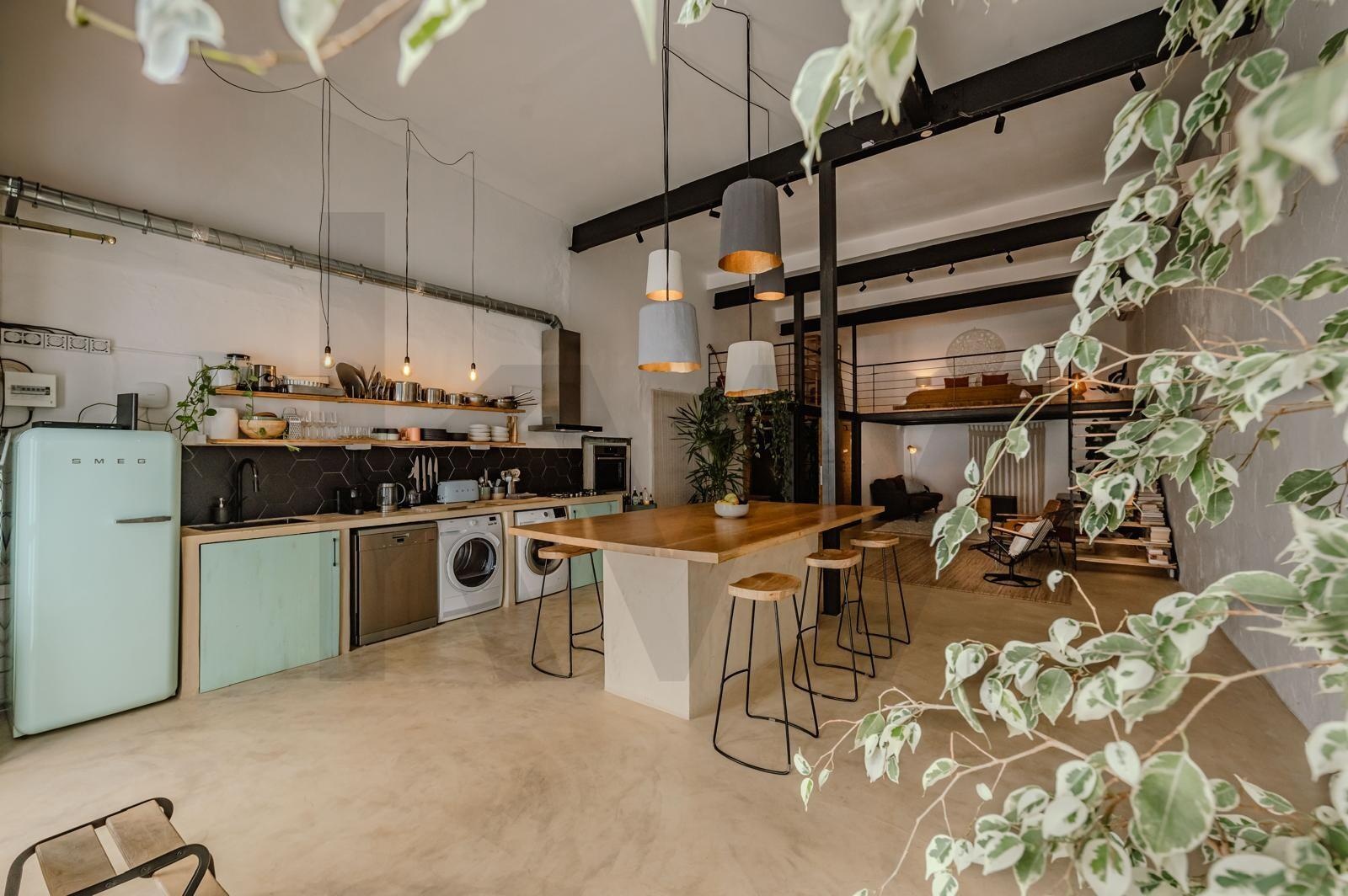 Shop for sale next to Santa Apolónia train station.