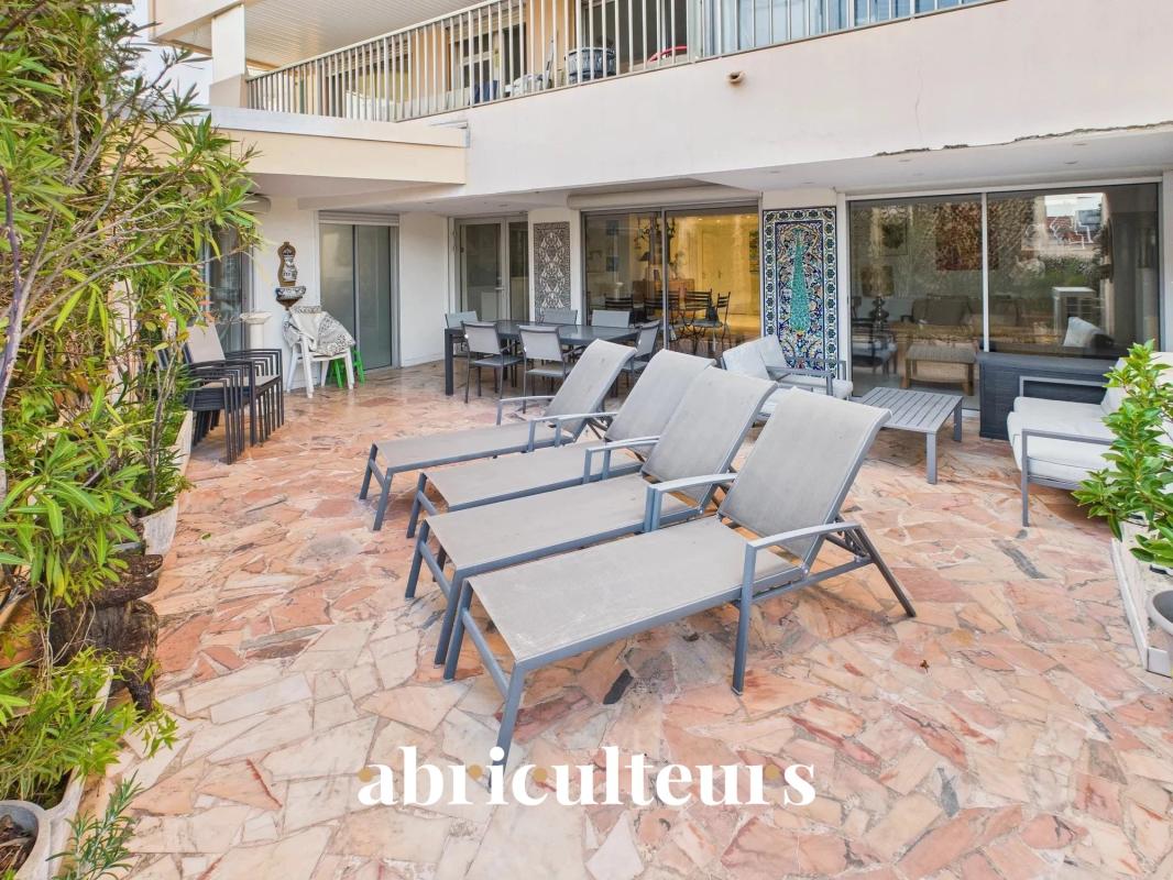 Spacious apartment of 144 m² with terrace on one level 50 m² – Cannes Centre (La Banane)