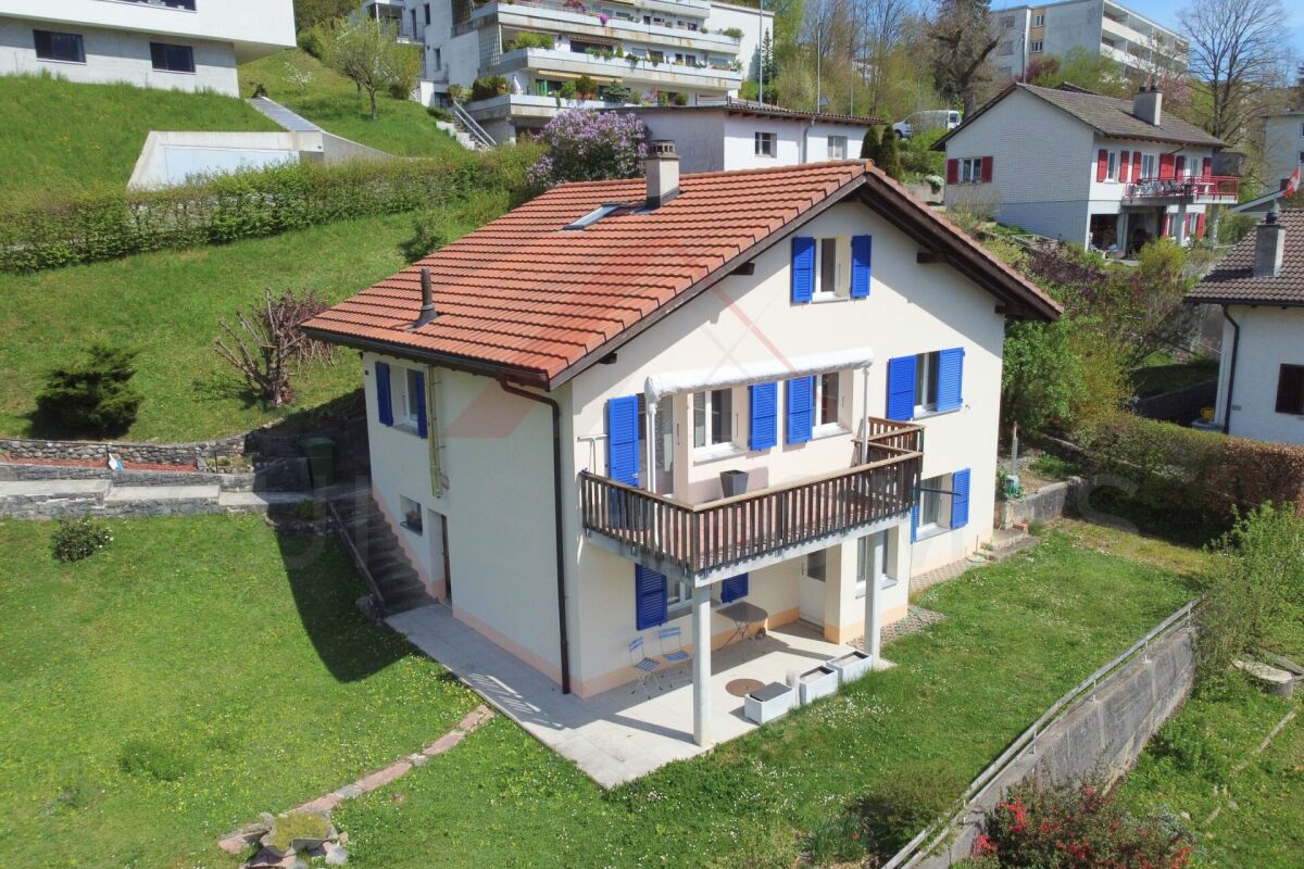 Moutier - Detached house with 2 apartments (2.5 + 4 rooms), approx. 130 m² on 650 m²: live & rent