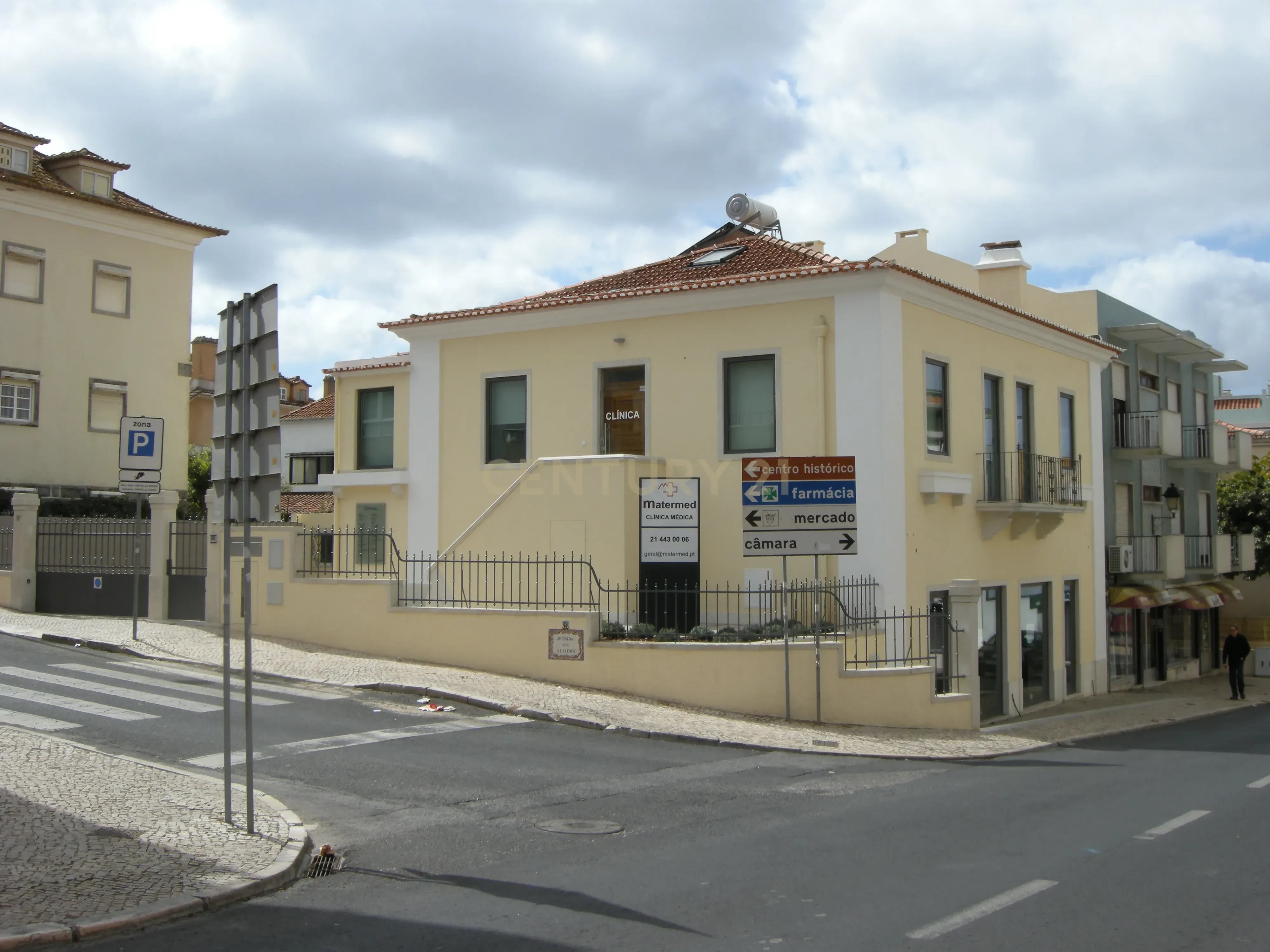 Rehabilitated building in the historic center of Oeiras