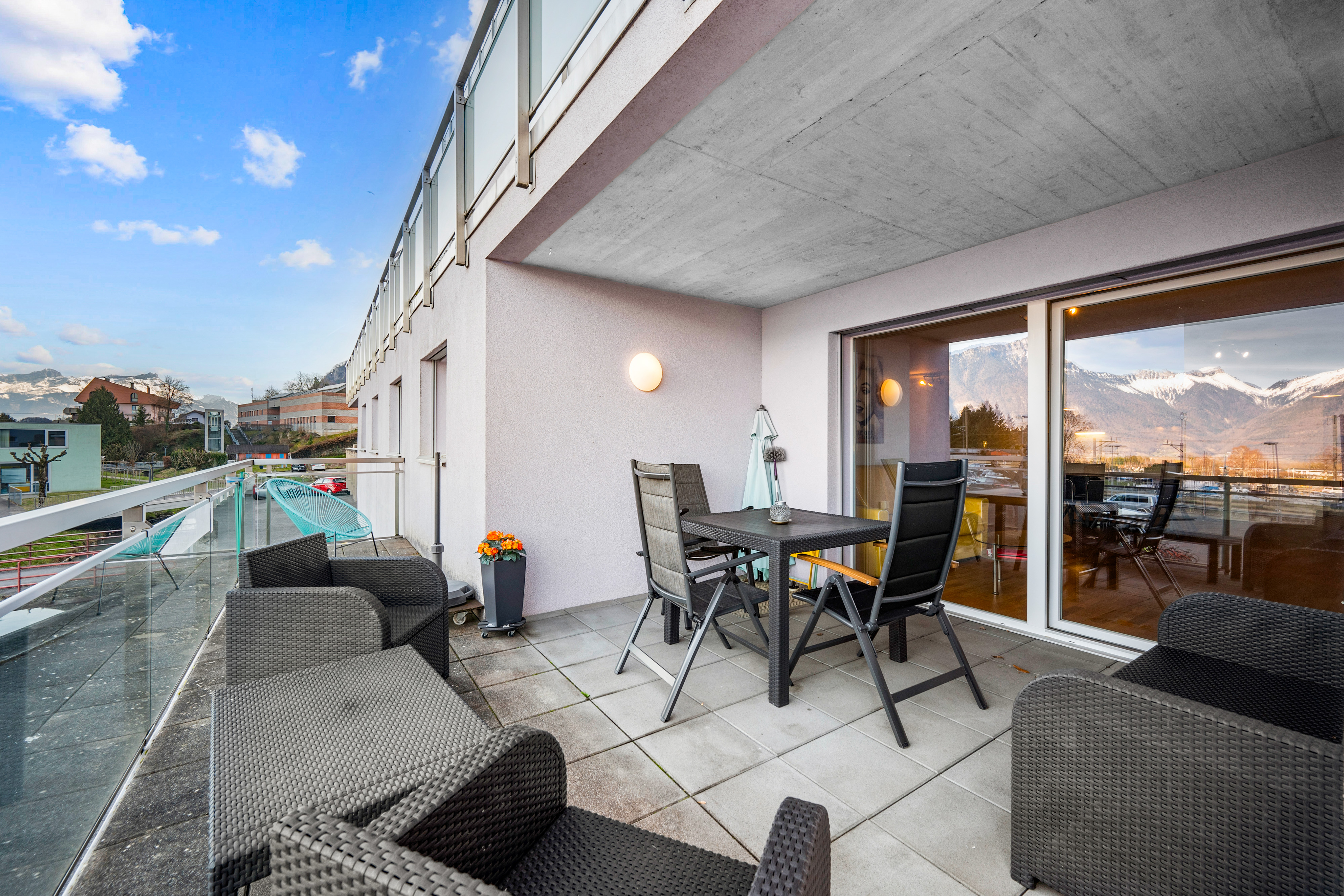 Spacious 2.5 room apartment with lake view close to all amenities