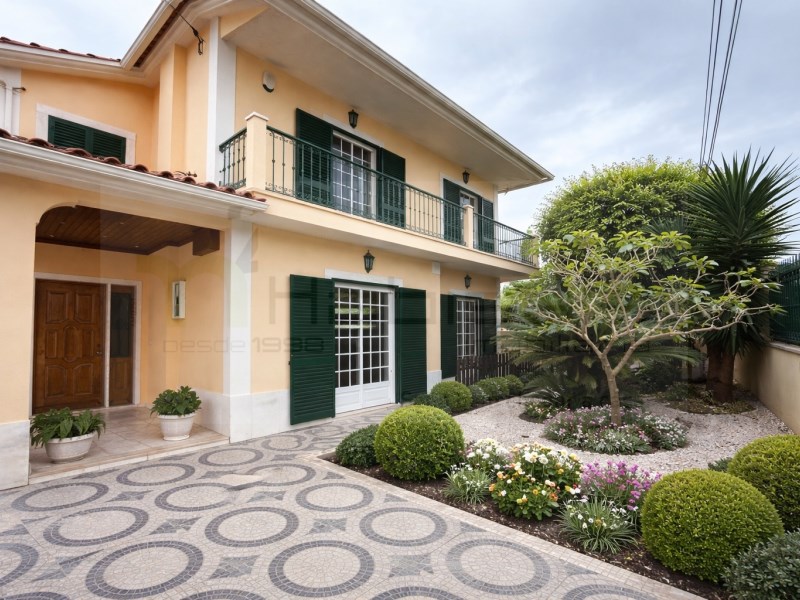 5 Bedroom Detached House with Outdoor Space and Pool Potential