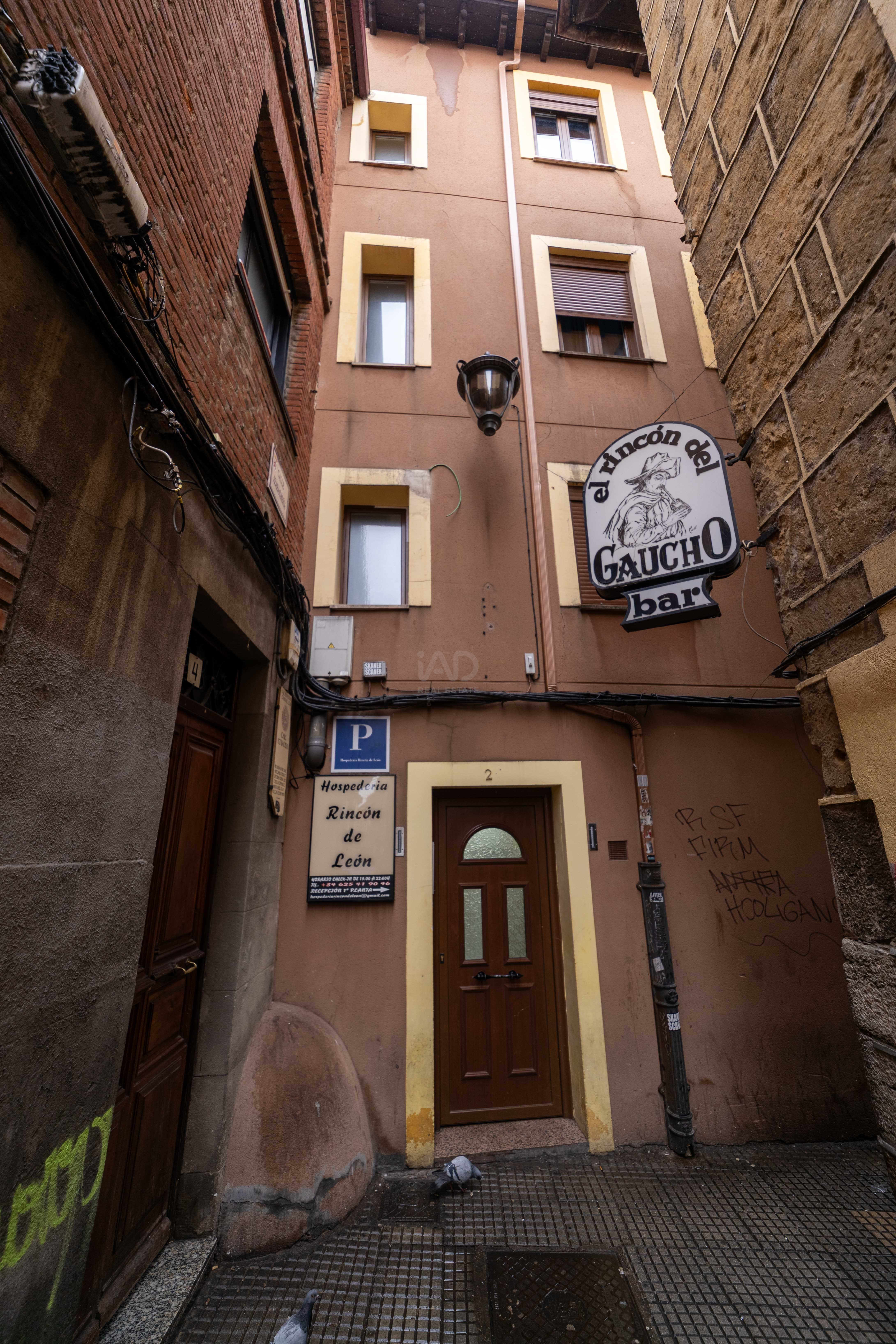 Hotel 2 * 13 dormitorios - 323.00 m2