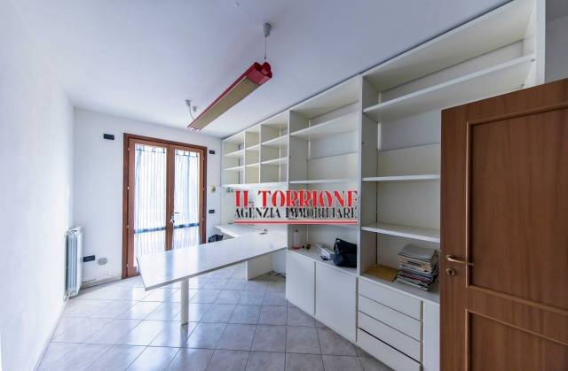 Building for sale, Piazza Giuseppe Garibaldi (Pescia, Italy)