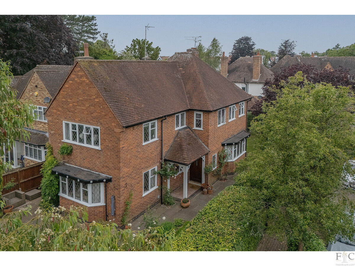 Detached House: for sale in Leicester