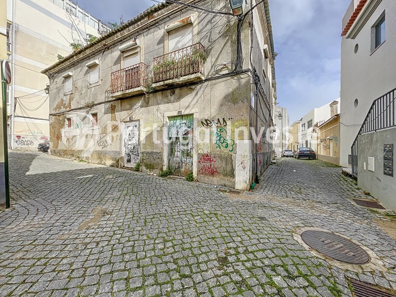 Building to be renovated in the Historic Area of Almada