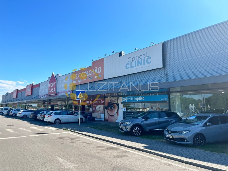 Large Commercial Store - 600m2 x 2 = 1200m2 | Excellent Logistical Access | Profitable Investment - Seixal / Paio Pires