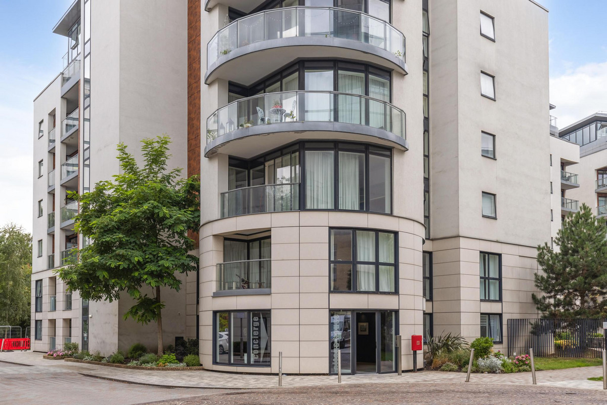 Penthouse: for sale in Brentford