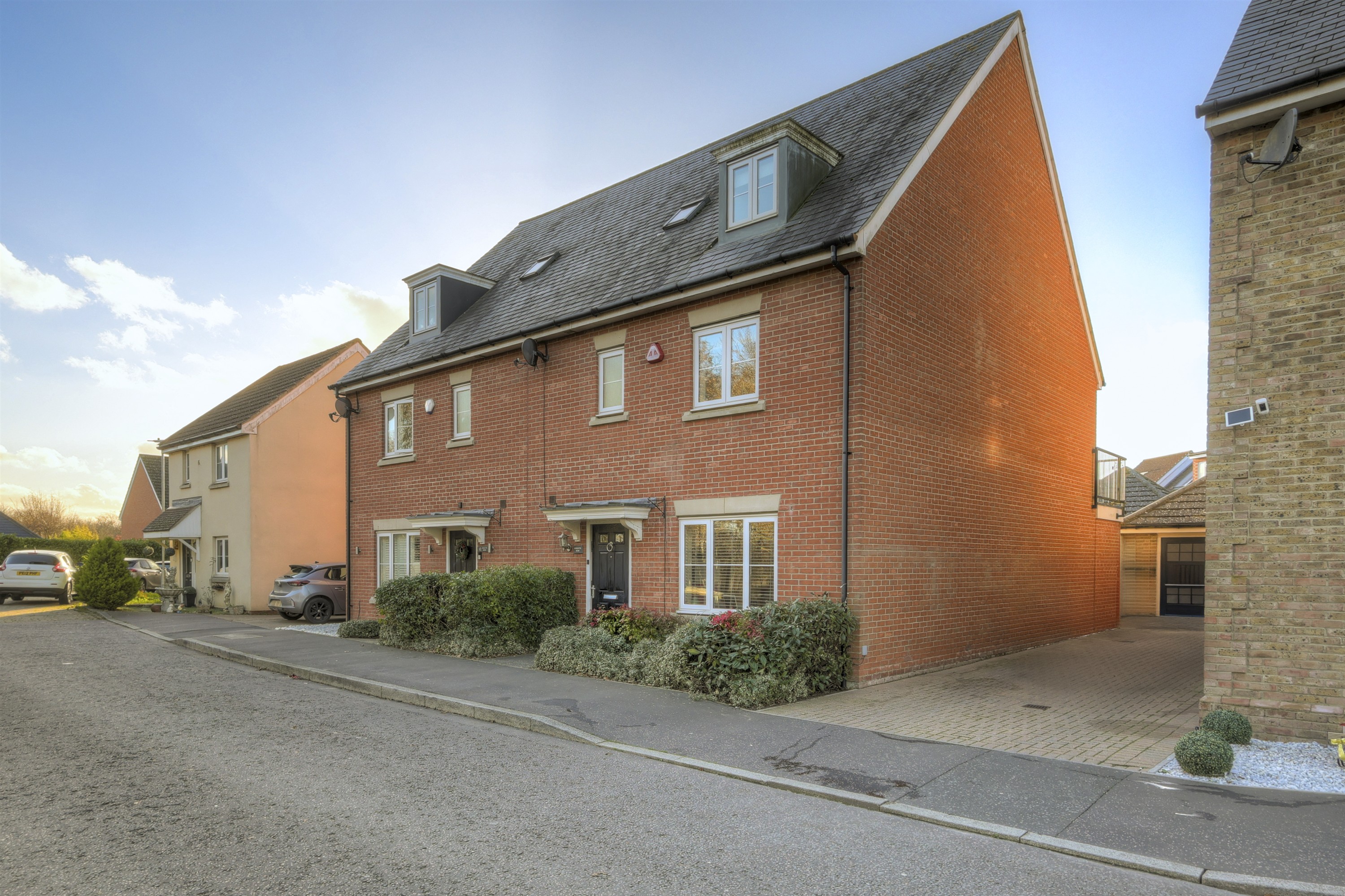 Semi-Detached House: for sale in Epping