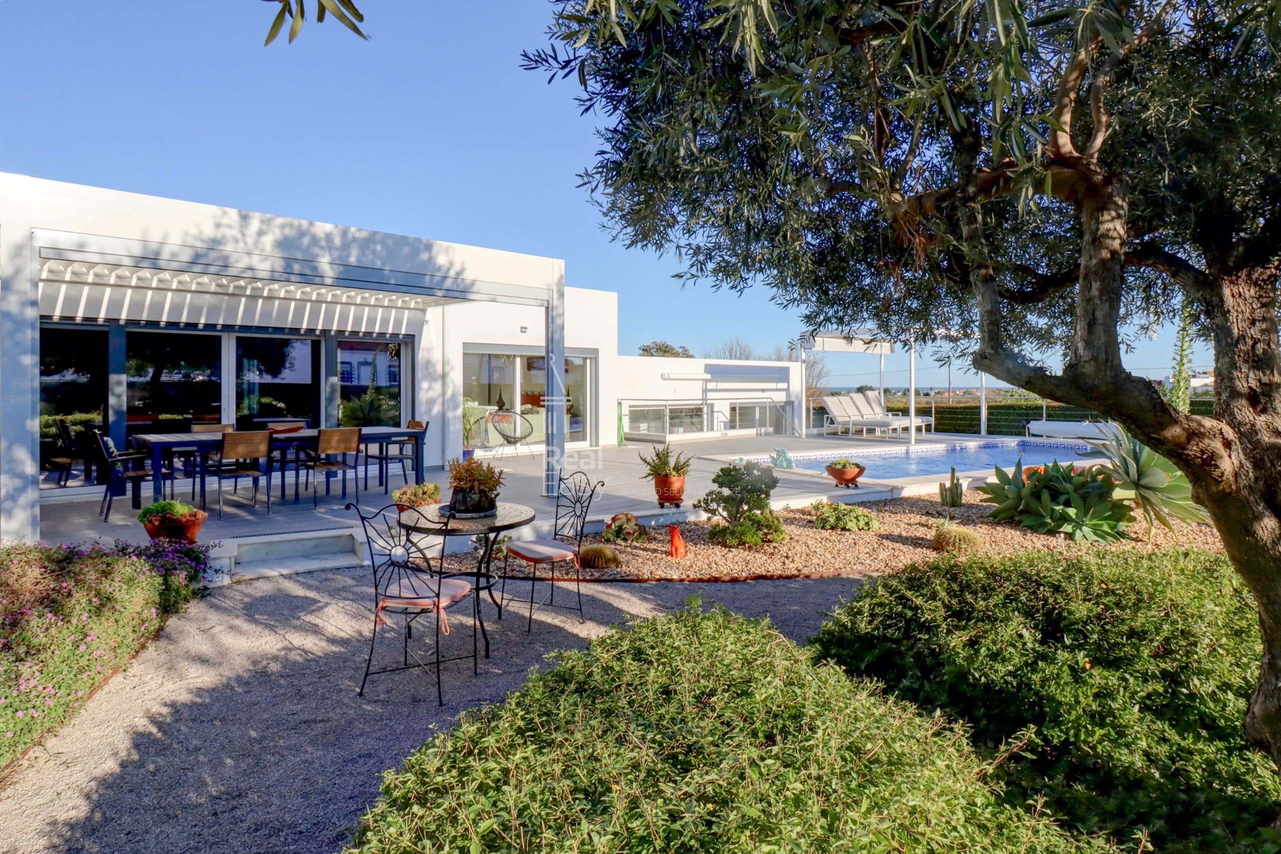 Contemporary 3 bedroom villa, swimming pool, garden and garage in Vila Nova de Cacela